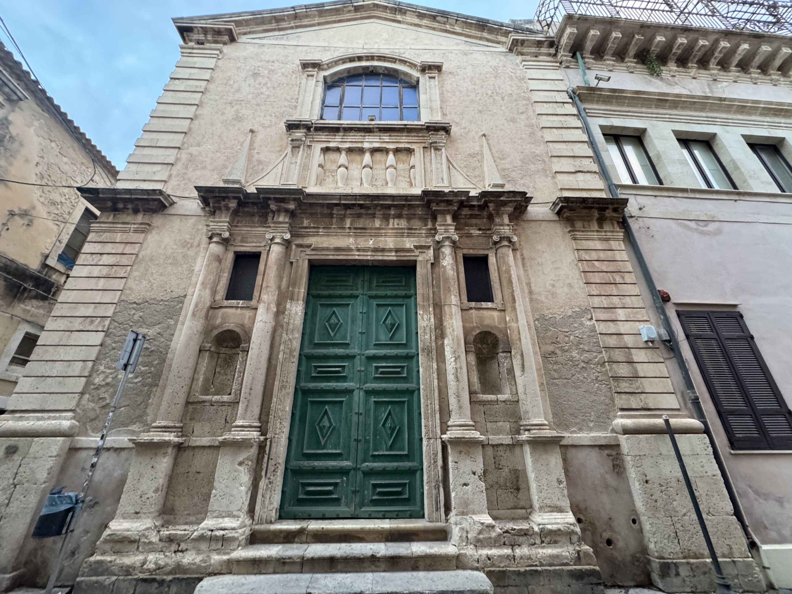 Facciata barocca a due ordini della chiesa di San Benedetto in via Capodieci, Ortigia