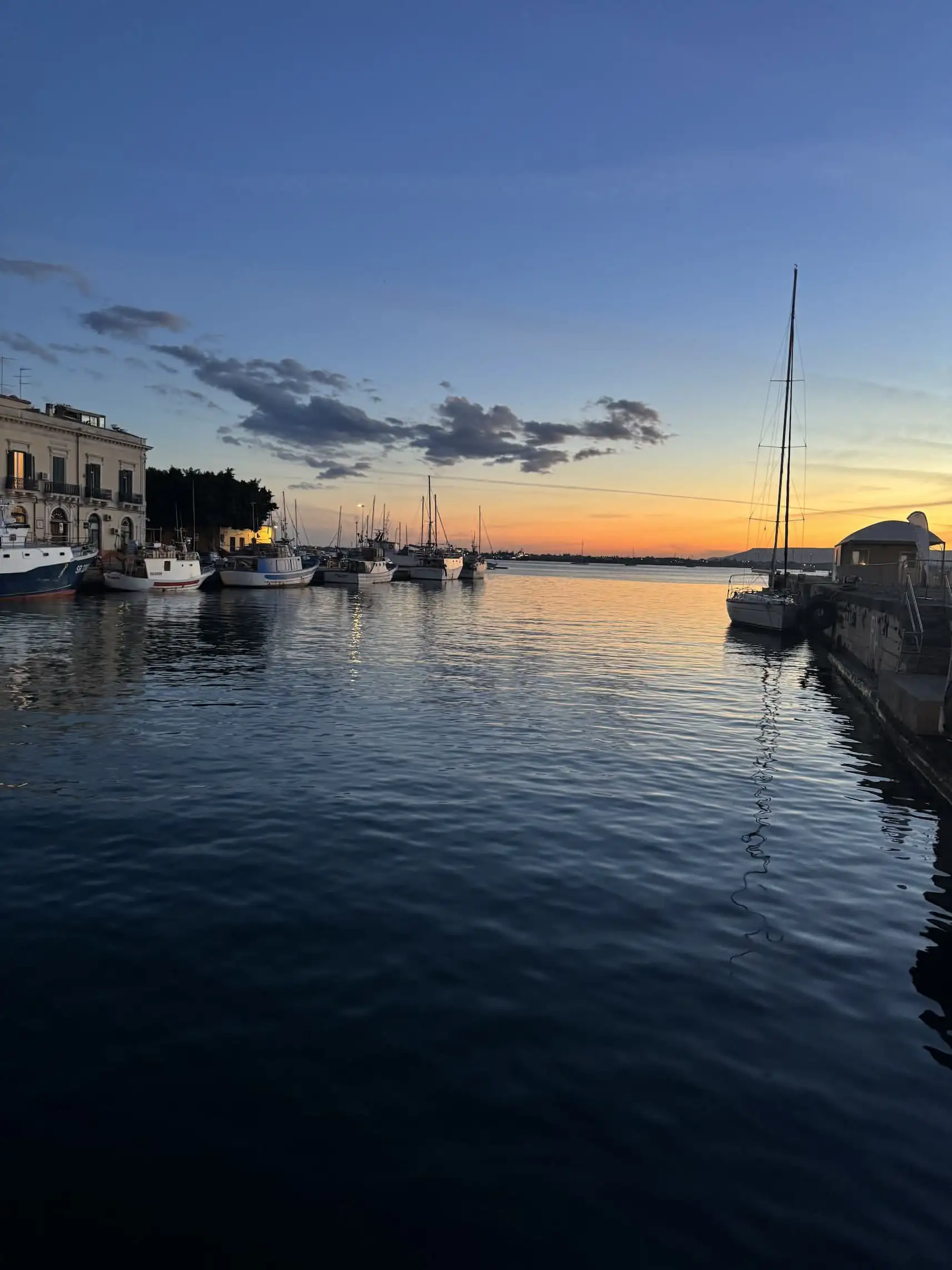 Immagine di un piccolo porto all'alba