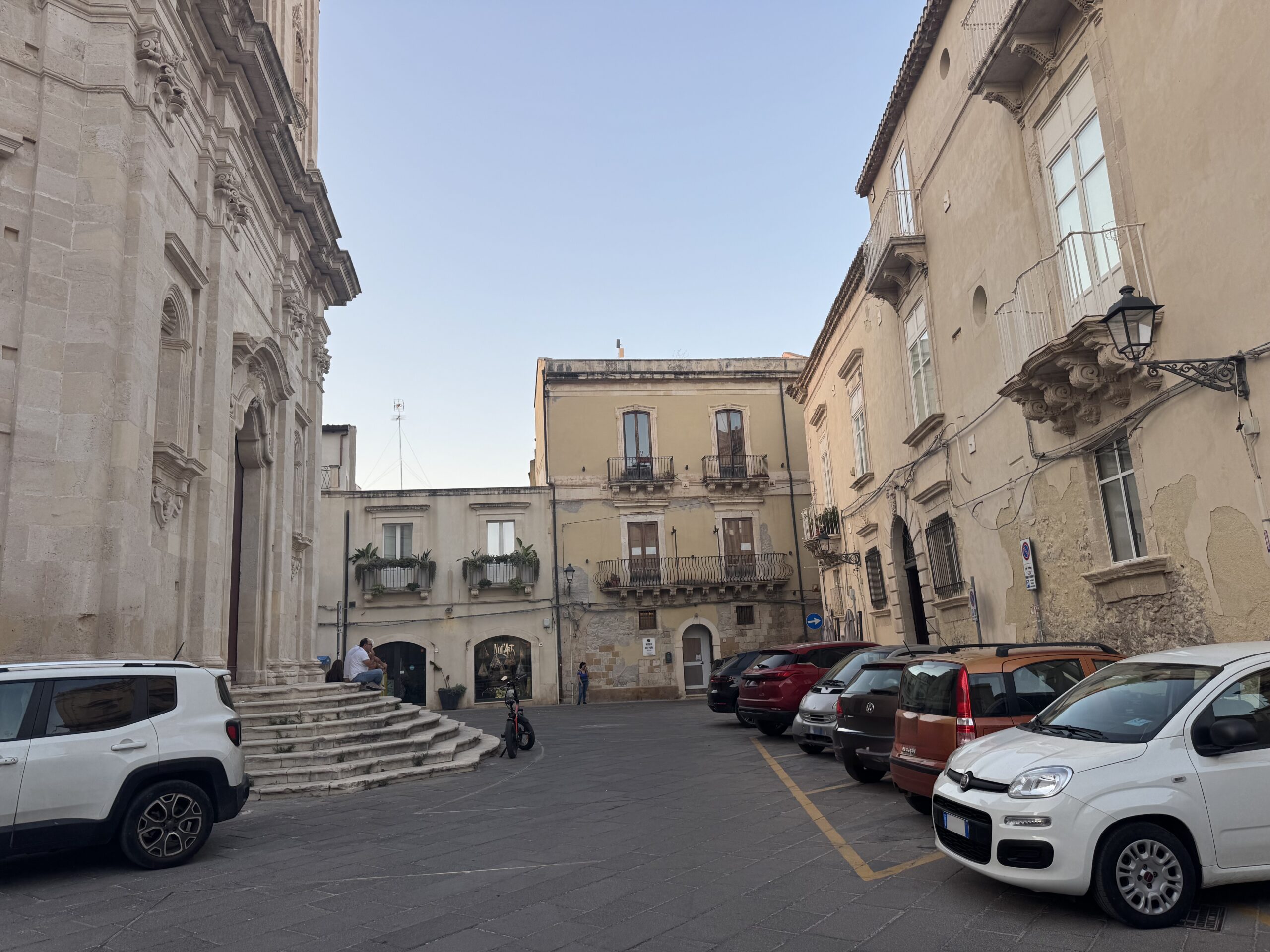 Piazza San Giuseppe nella Giudecca di Ortigia, con la chiesa di San Giuseppe e i palazzi storici che la circondano.