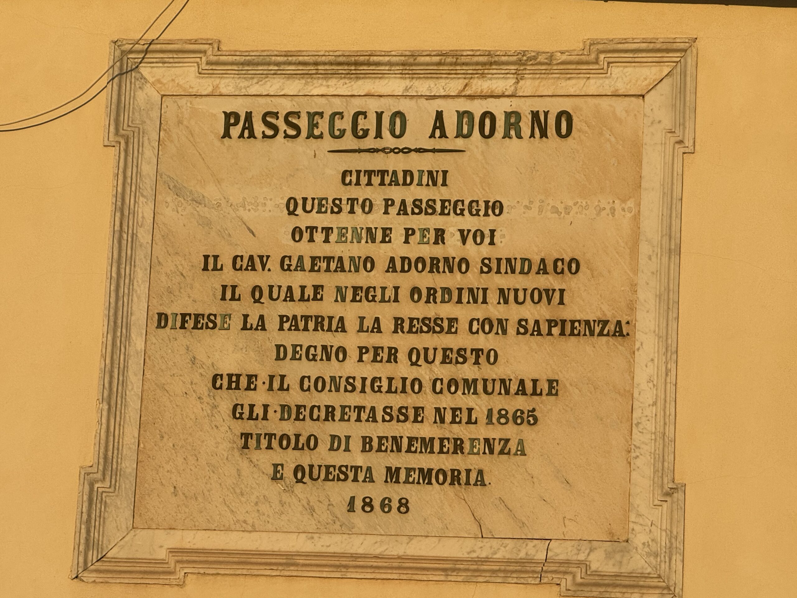 Lapide marmorea del 1868 dedicata a Gaetano Adorno lungo il Passeggio Adorno a Siracusa