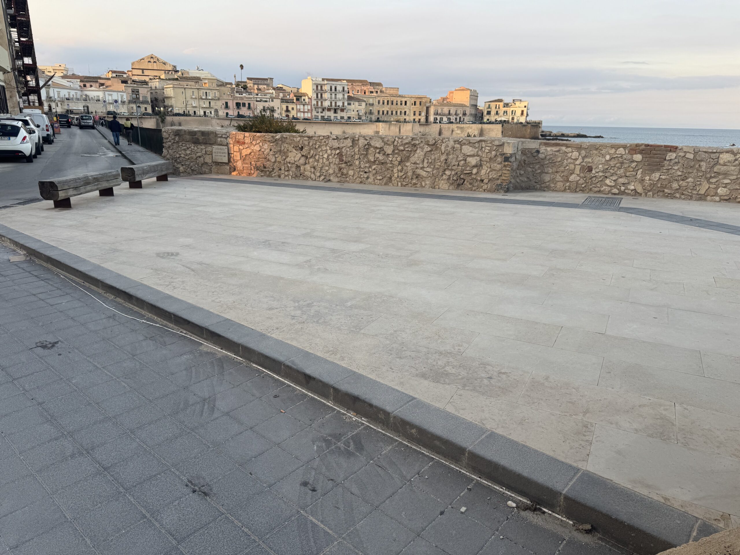 Dislivello tra la pavimentazione dell’Affaccio Enzo Maiorca e il marciapiede sottostante, con il gradino alto che impedisce l’uscita in piano alle persone in carrozzina.