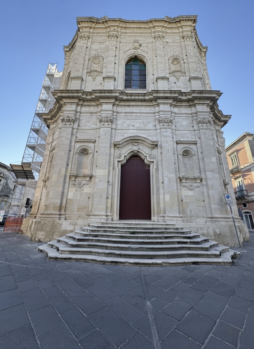 Facciata barocca della chiesa di San Giuseppe in piazza San Giuseppe a Siracusa, con la scalinata in pietra.