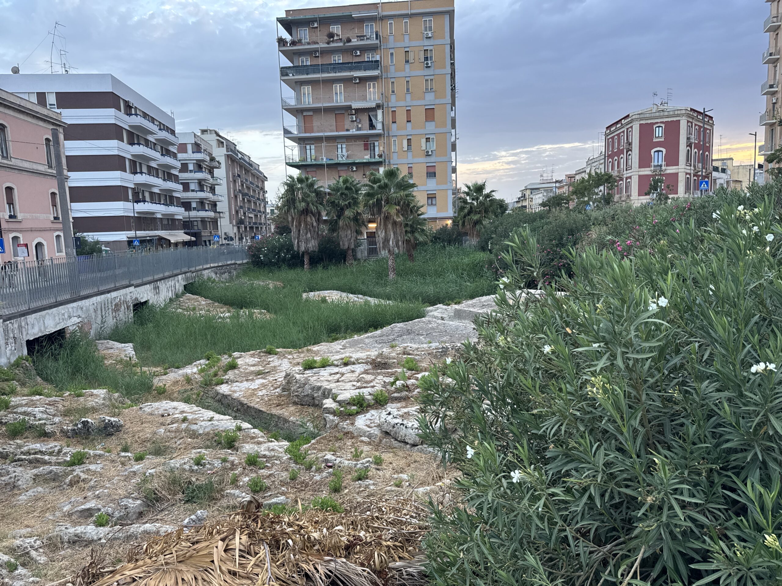 Pilastroni in cemento armato di un palazzo moderno costruito sopra i ruderi delle terme di Dafne a Siracusa