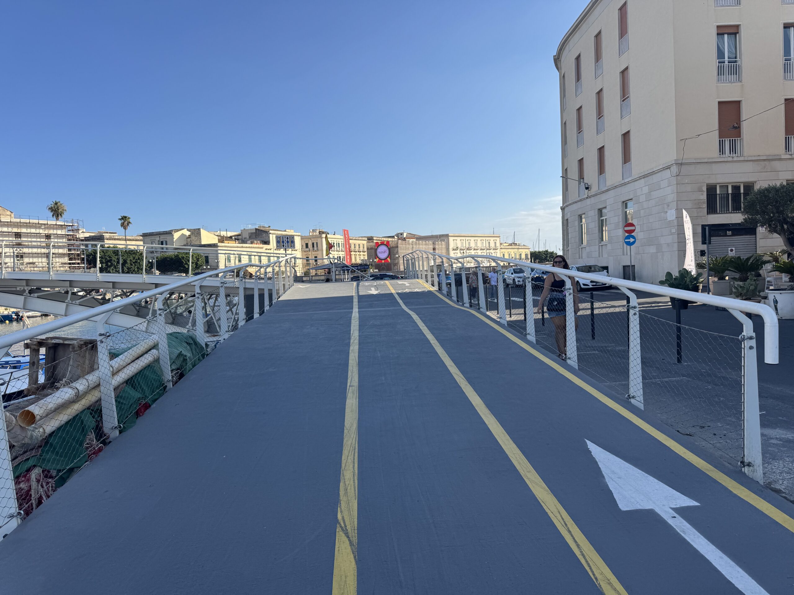 Segnaletica orizzontale sul piano del ponte ciclopedonale di Ortigia