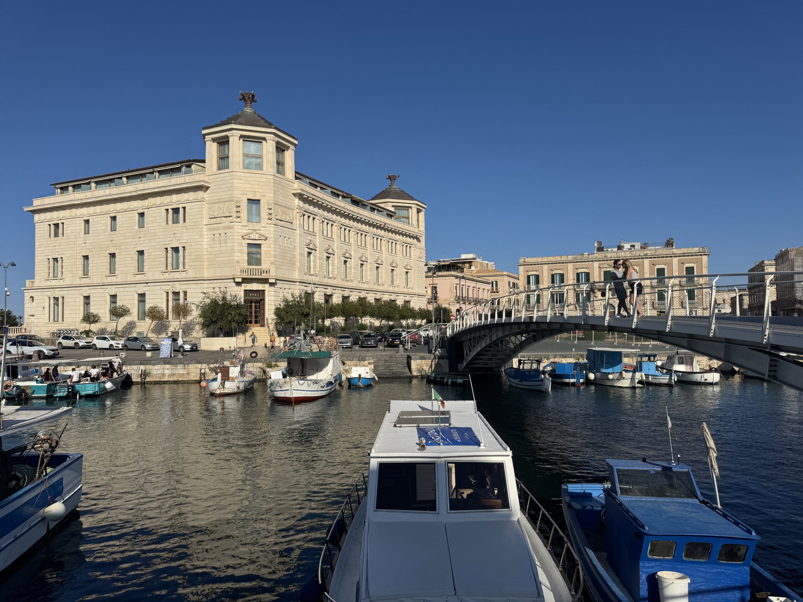 Vista del ponte ciclopedonale di Ortigia e del Porto Piccolo