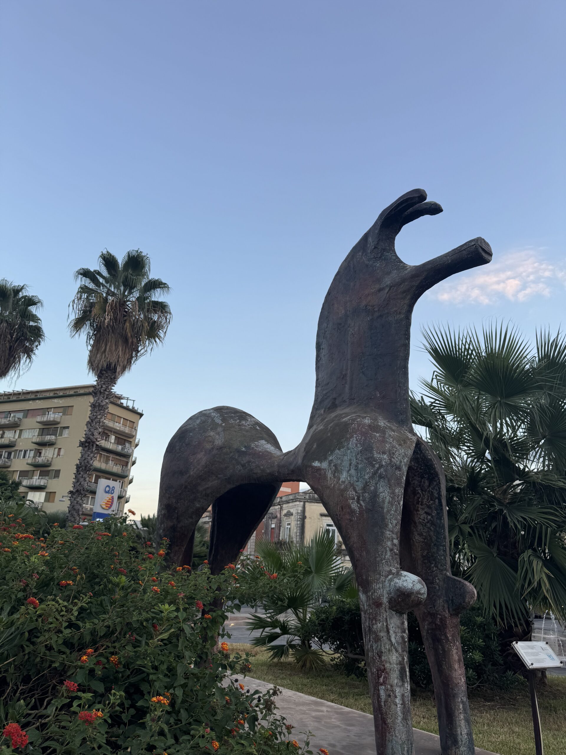 La scultura del Cavallo corinzio vista dal basso