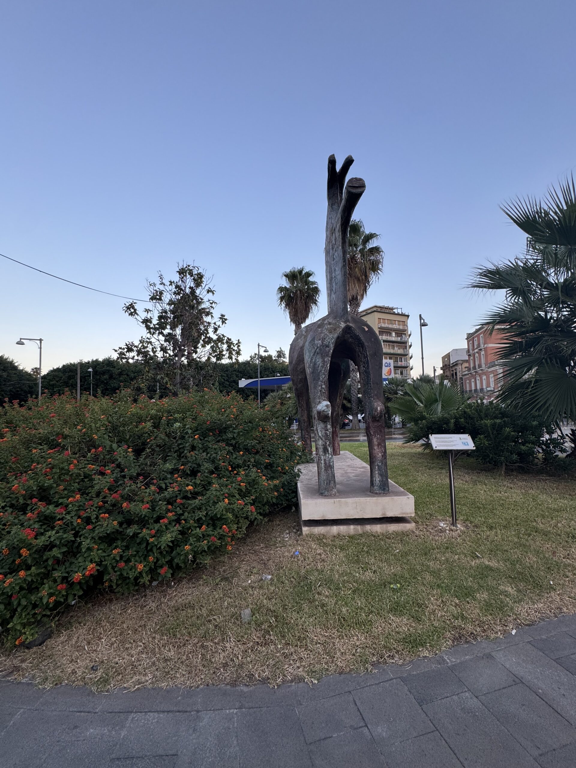 Veduta frontale del Cavallo corinzio e dell'area circostante in piazzale Marconi, Siracusa