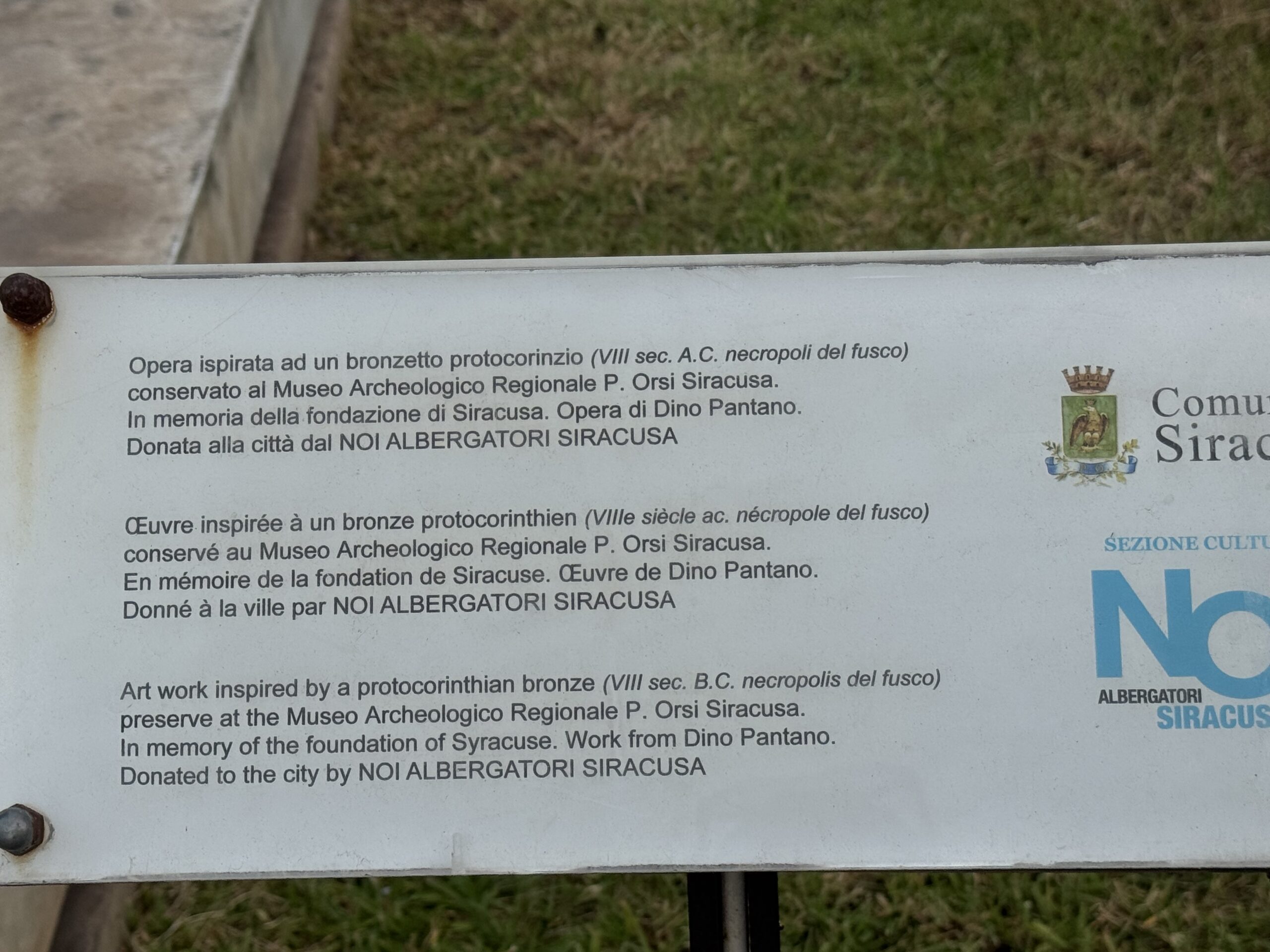 La targa informativa plurilingue installata sul basamento del Cavallo corinzio