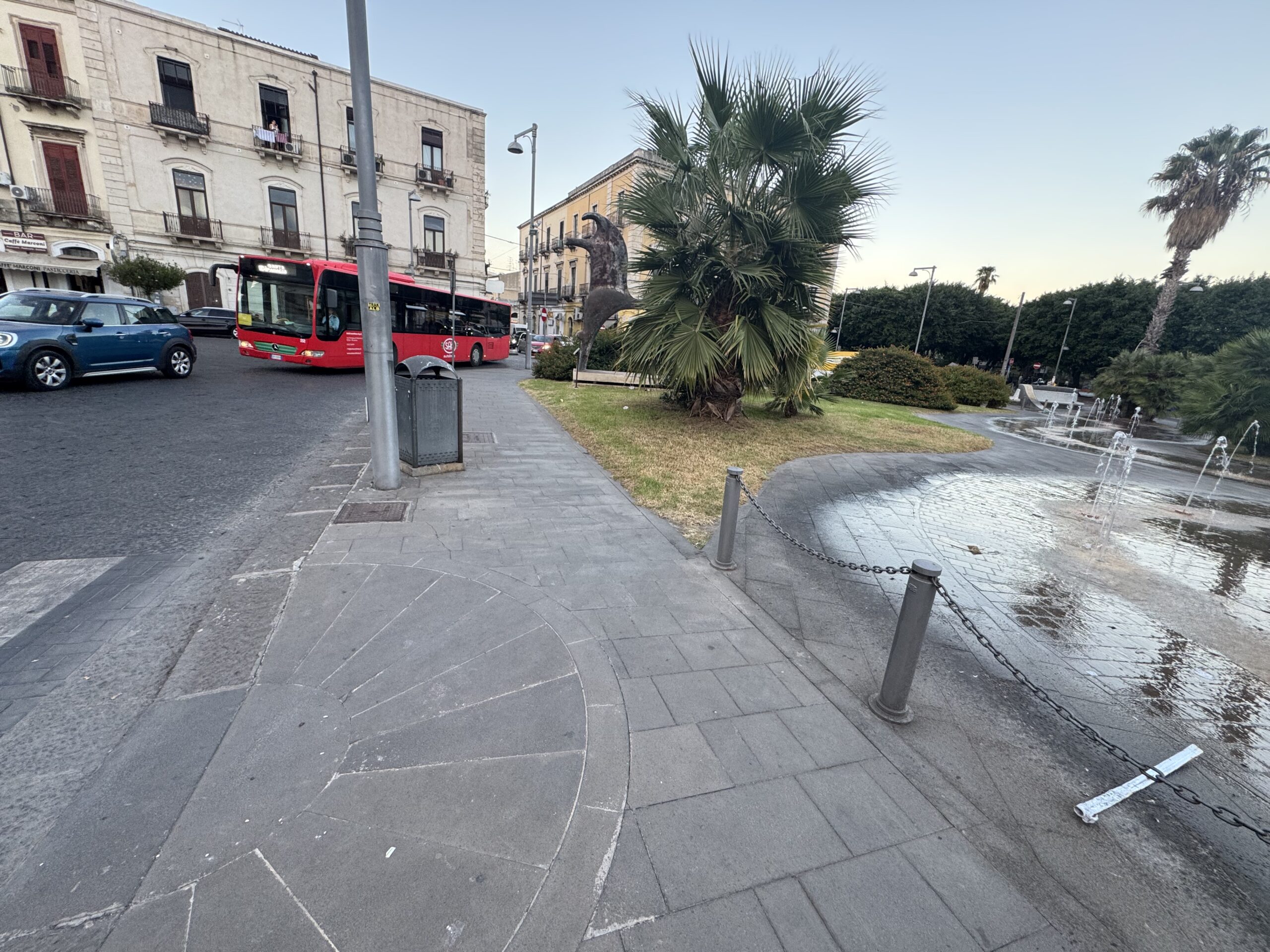 Piazzale Marconi (Siracusa) – percorso pedonale e fontana