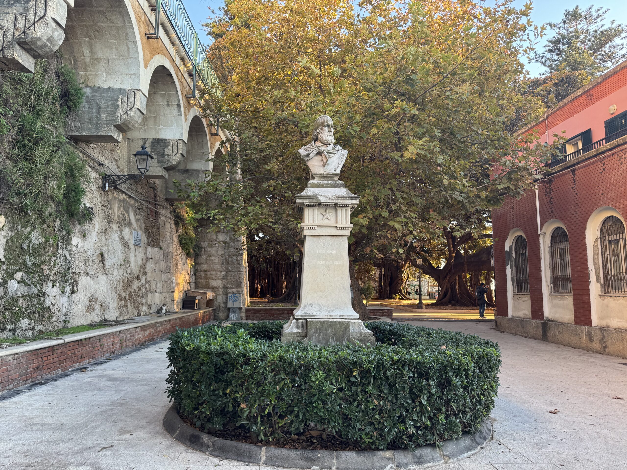 Busto marmoreo di Giuseppe Garibaldi su alto piedistallo con stella, alla Marina (Foro Italico) di Ortigia, Siracusa