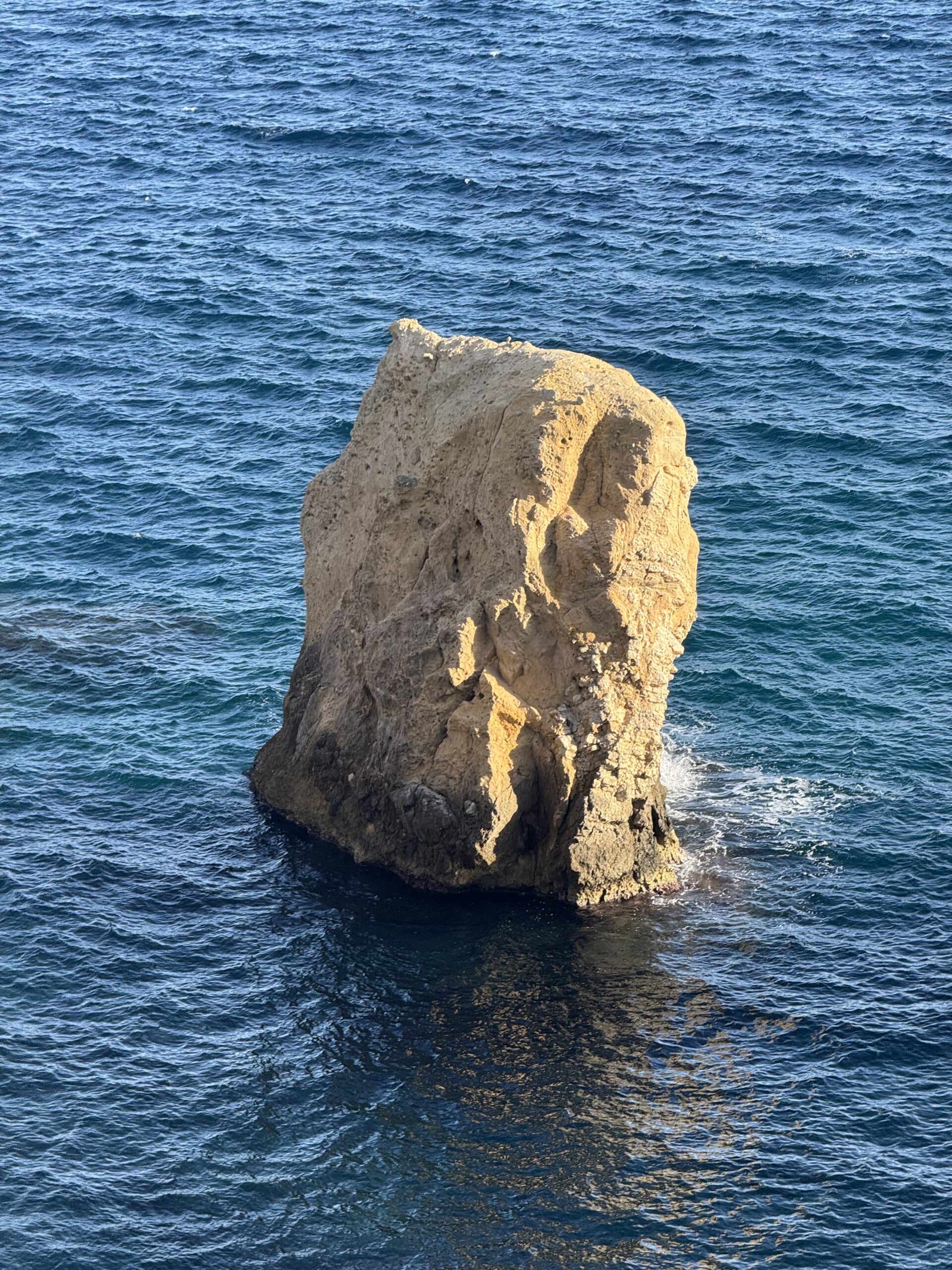 Primo piano dello Scoglio del Carabiniere, pinnacolo di roccia calcarenitica staccato dalla falesia dei Cappuccini