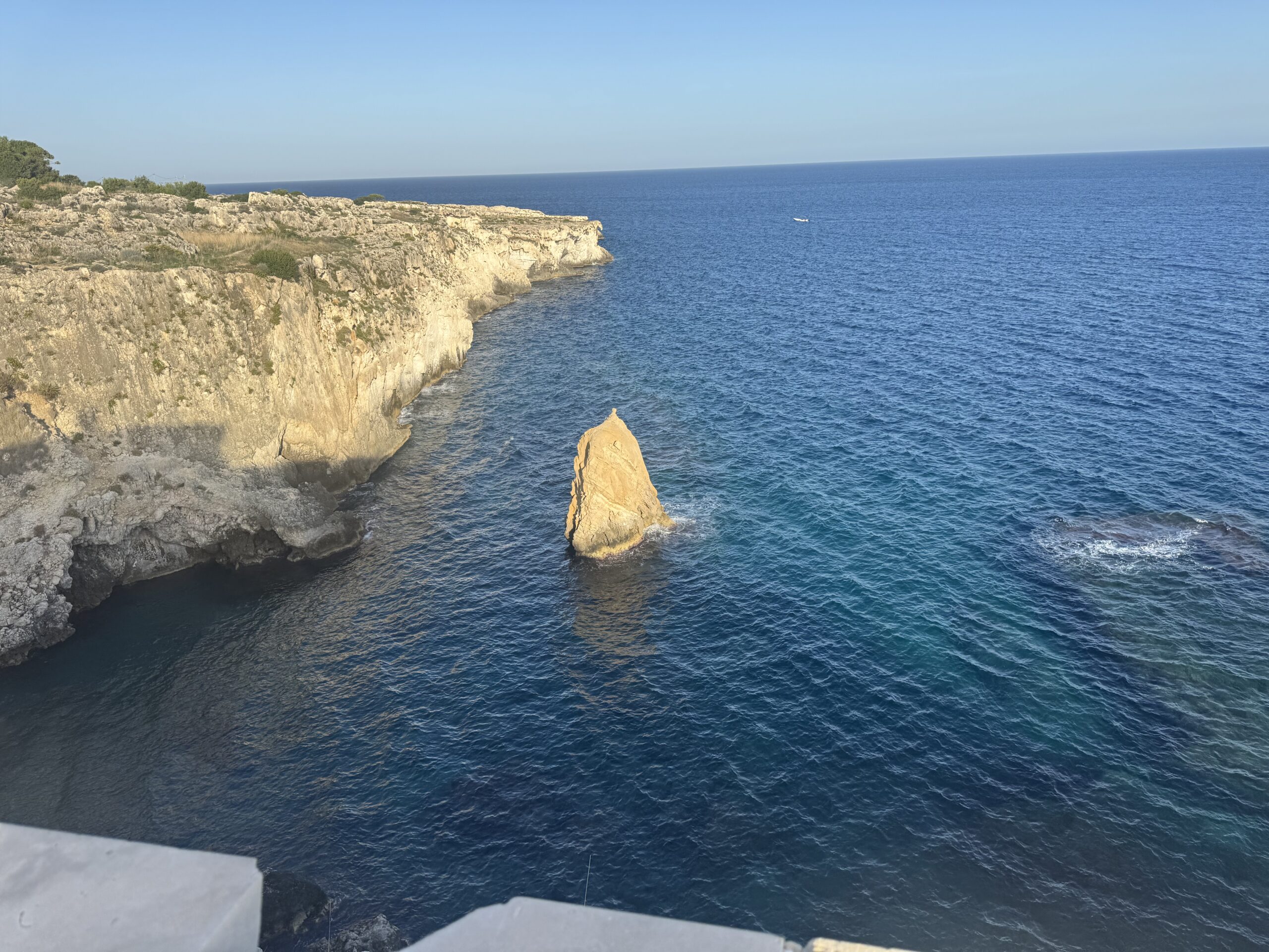 Lo Scoglio del Carabiniere visto dalla falesia dei Cappuccini lungo la costa nord di Siracusa
