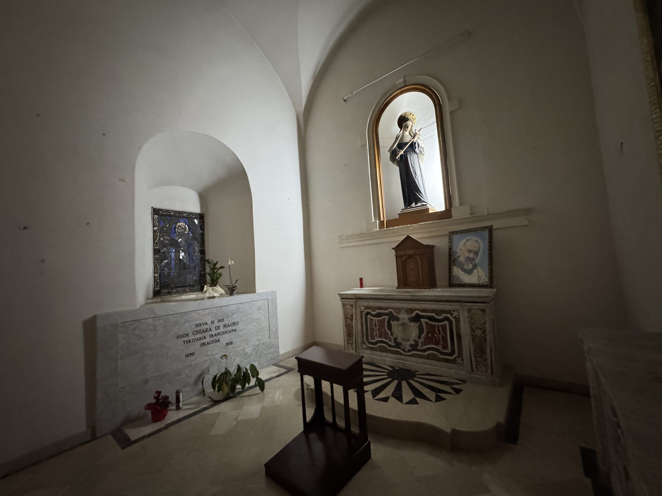 Interno della cappella di Santa Rita ai Cappuccini: al centro l’altare con la statua di Santa Rita e a destra la lapide tombale di suor Chiara