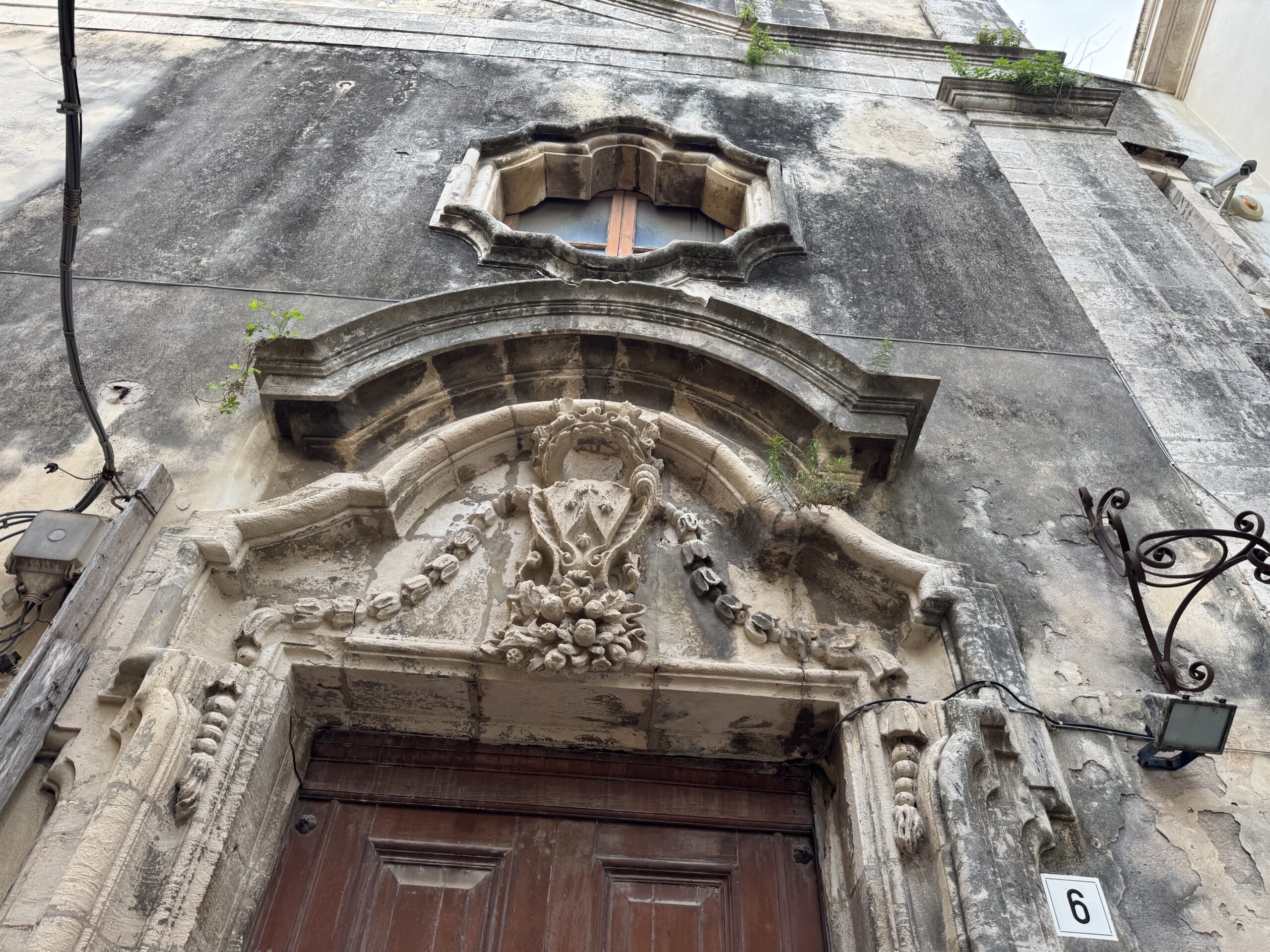 Portale e finestra polilobata della facciata, ex Chiesa del Salvatore (Ortigia)