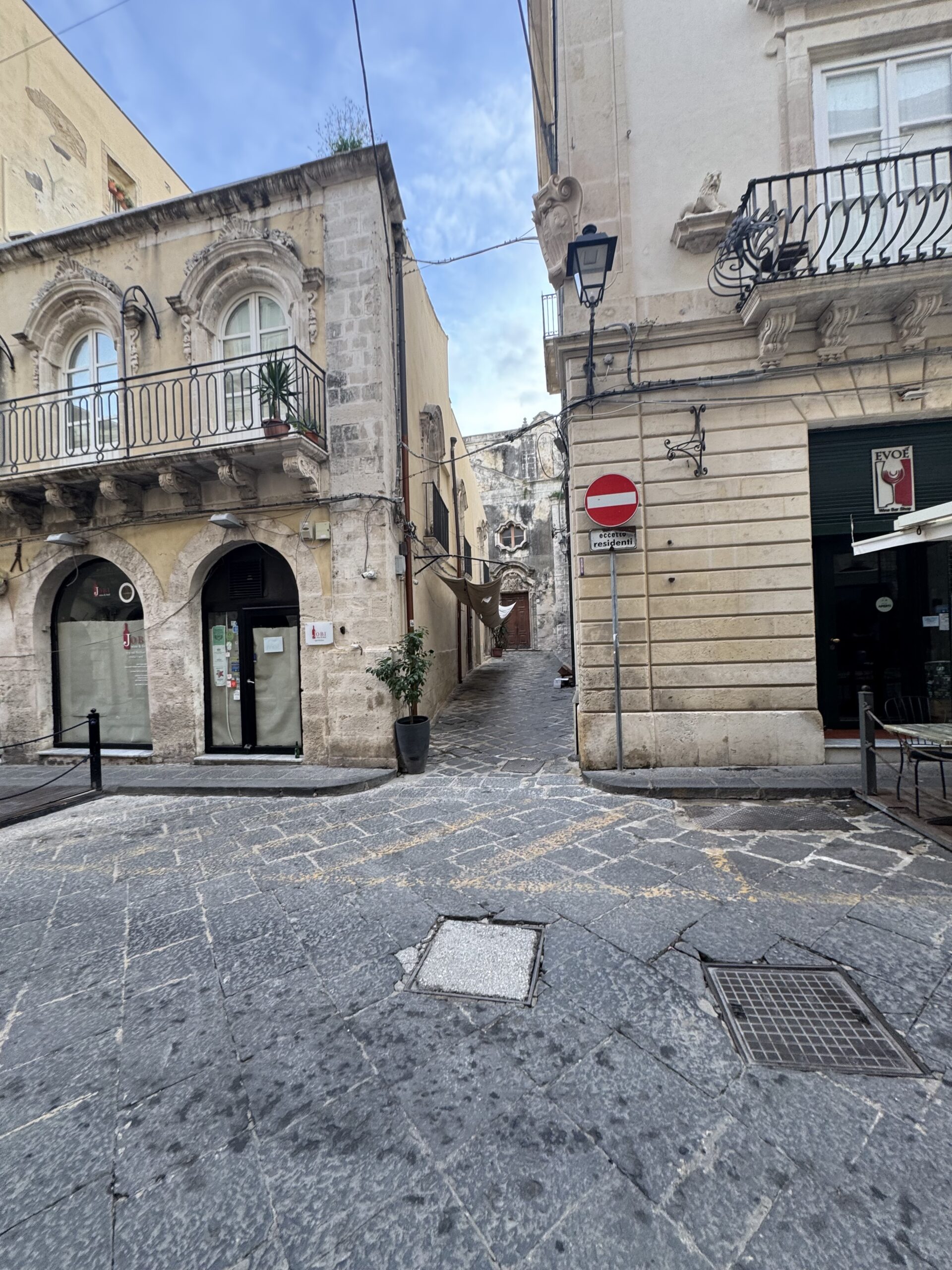 Imbocco del Ronco Capobianco su Via Maestranza, Ortigia