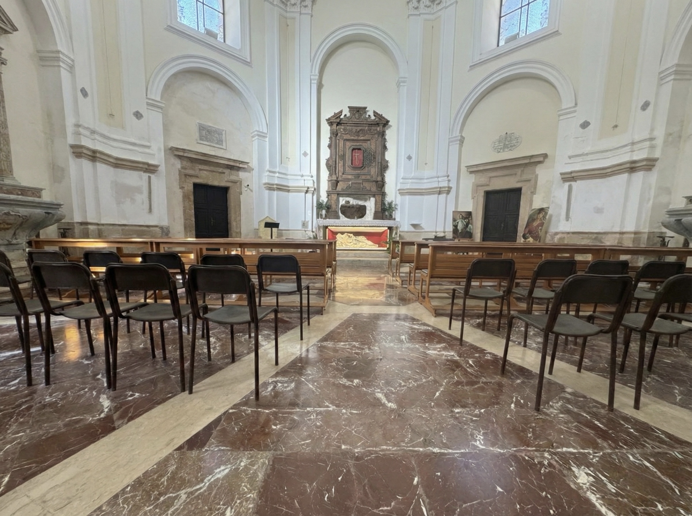 L'interno del tempietto di Santa Lucia al Sepolcro, con l'altare e la teca contenente la statua marmorea della santa
