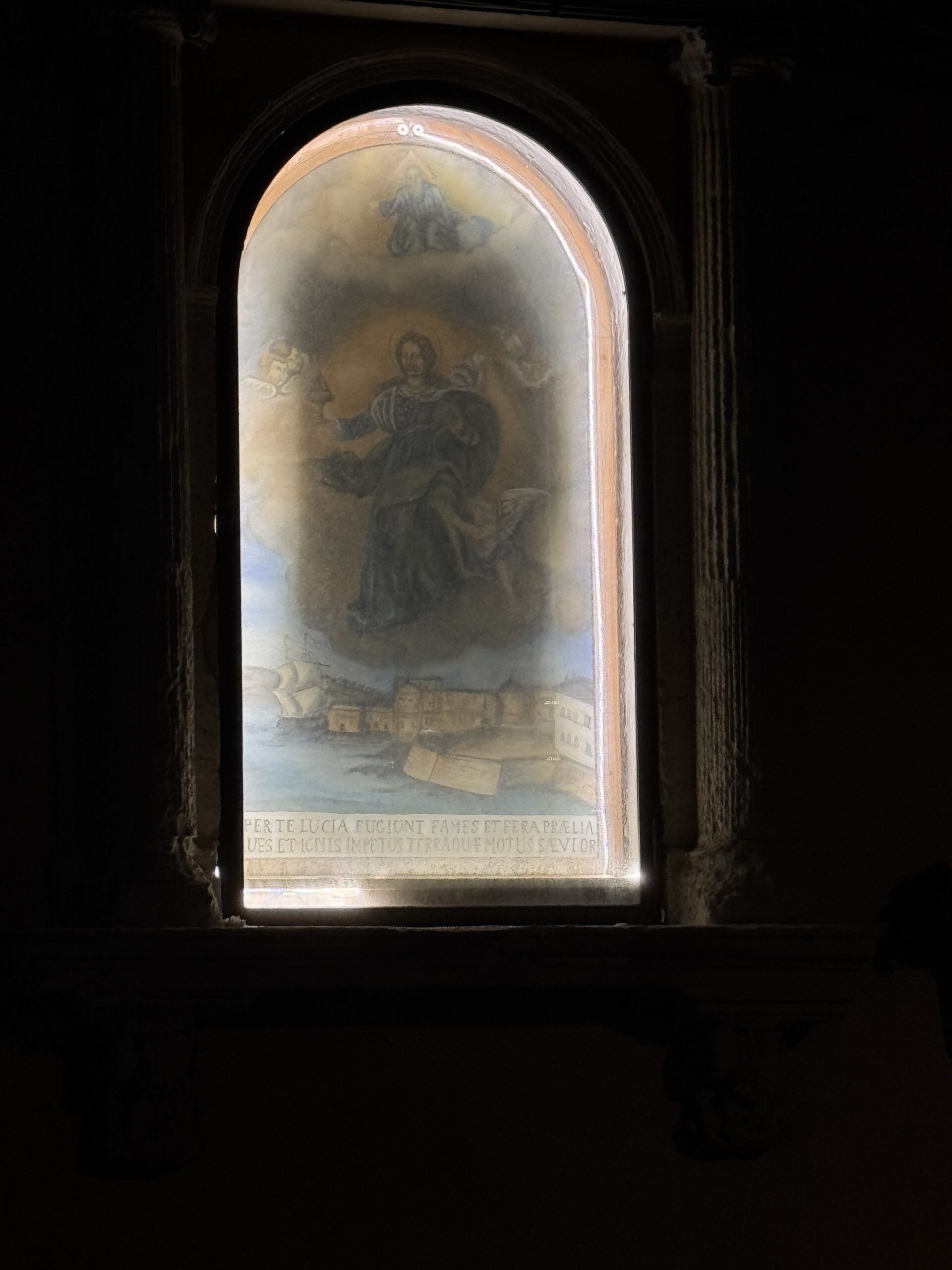 Dettaglio notturno dell’immagine sacra nell’edicola di Santa Lucia