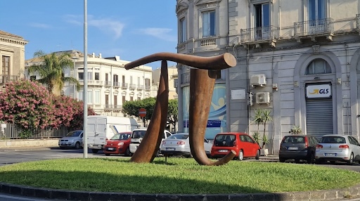 Scultura del simbolo π nell’aiuola di Largo Nicola Calipari a Siracusa.