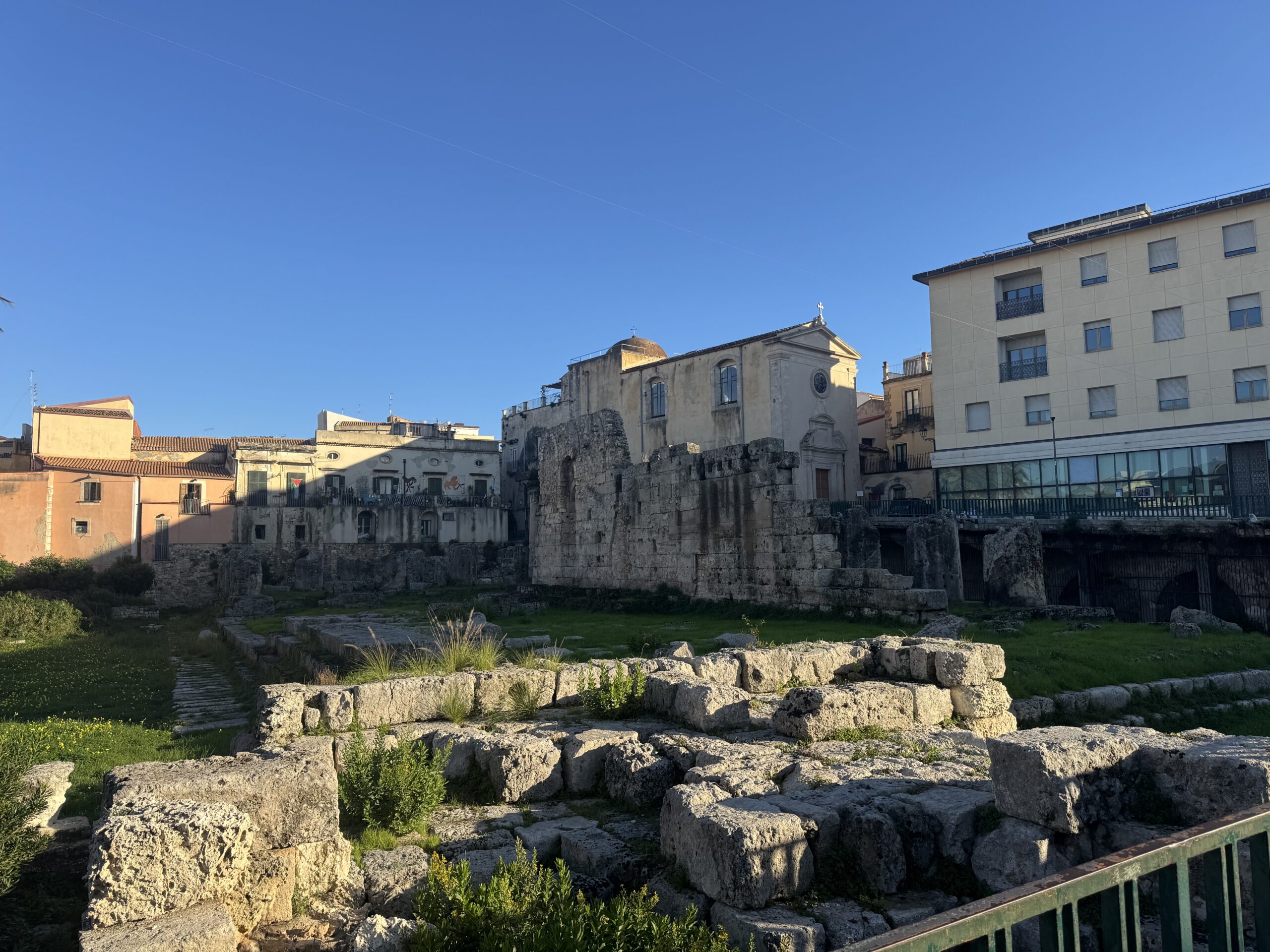 Ruderi del Tempio di Apollo di Ortigia, con la chiesa di San Paolo sullo sfondo