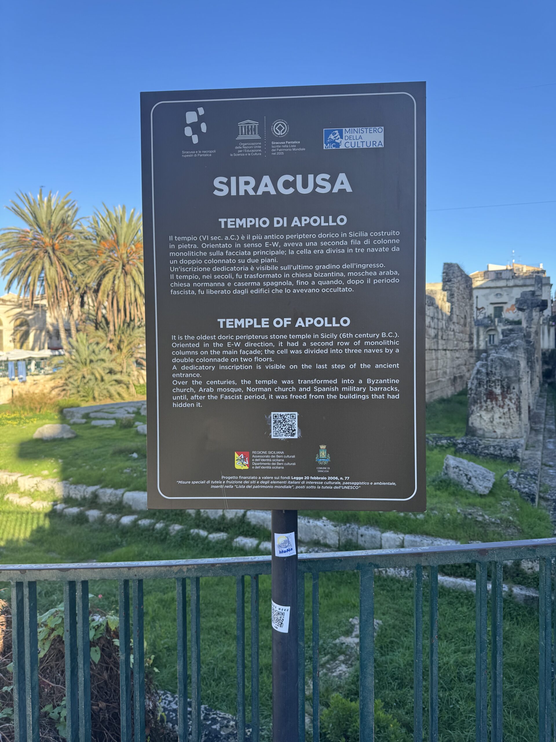 Pannello informativo bilingue sul Tempio di Apollo di Siracusa, con codice QR in basso a destra per approfondimenti online