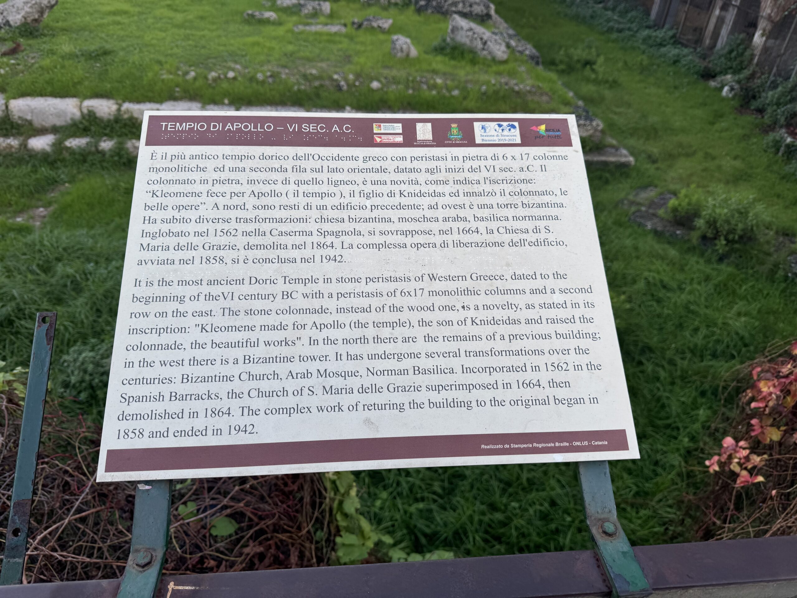 Pannello informativo sul Tempio di Apollo, con testo descrittivo in italiano e inglese