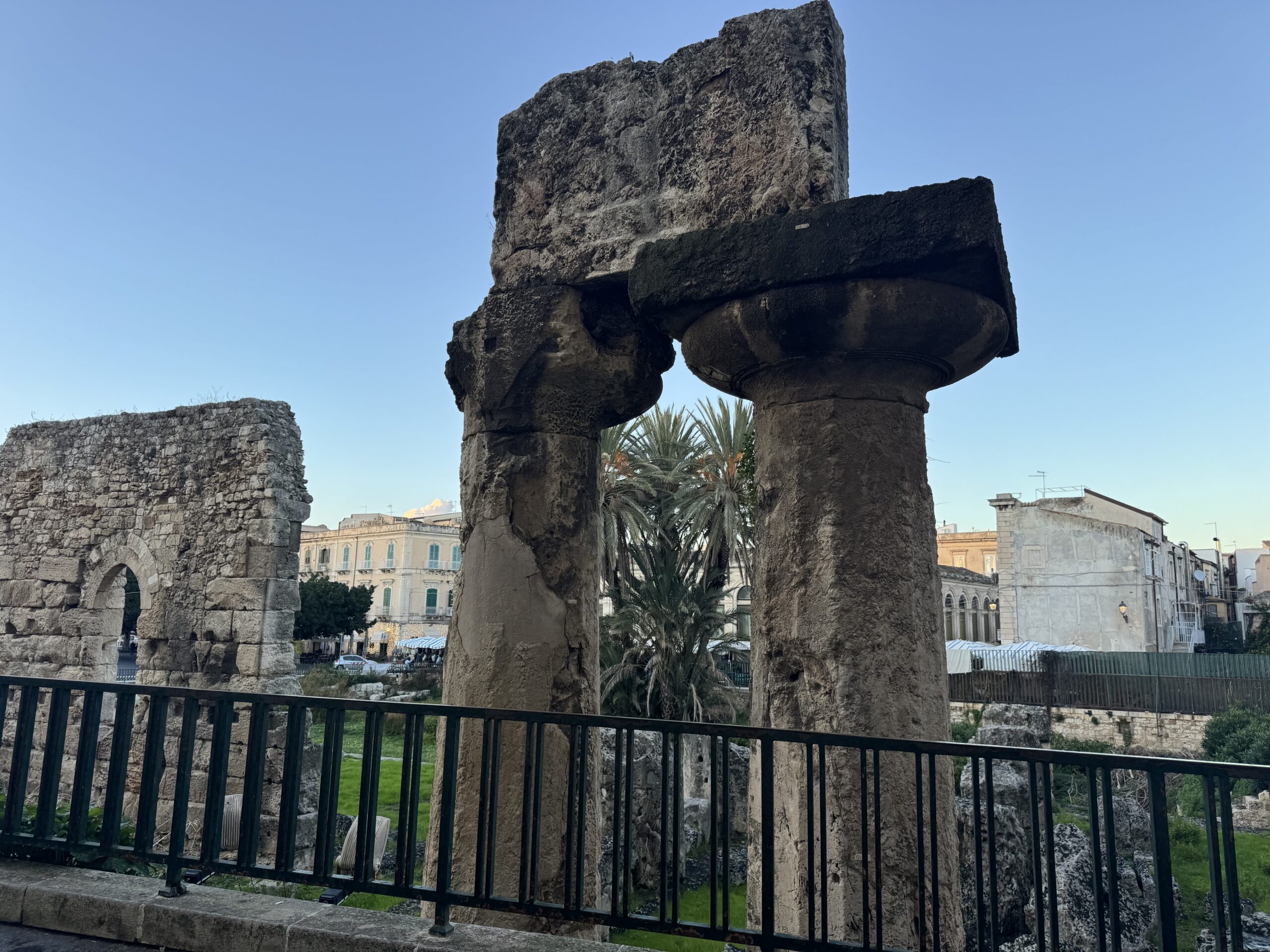 Dettaglio delle colonne doriche monolitiche del Tempio di Apollo, con capitelli in parte ricostruiti