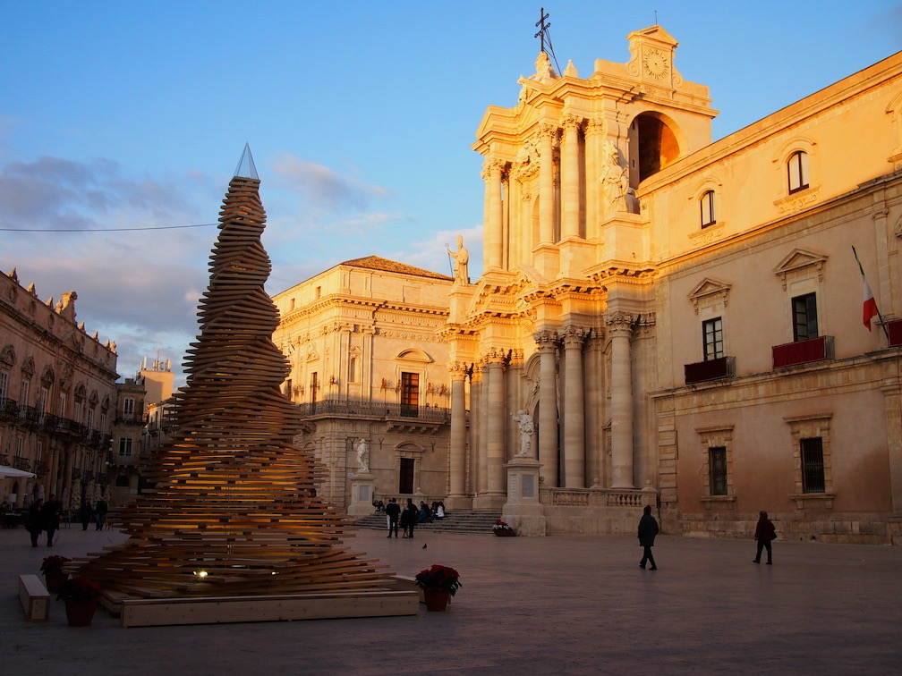 Piazza Duomo a Siracusa al tramonto: in primo piano l’ALbero TOrtile in legno (AL.TO), sullo sfondo la Cattedrale e Palazzo Vermexio.