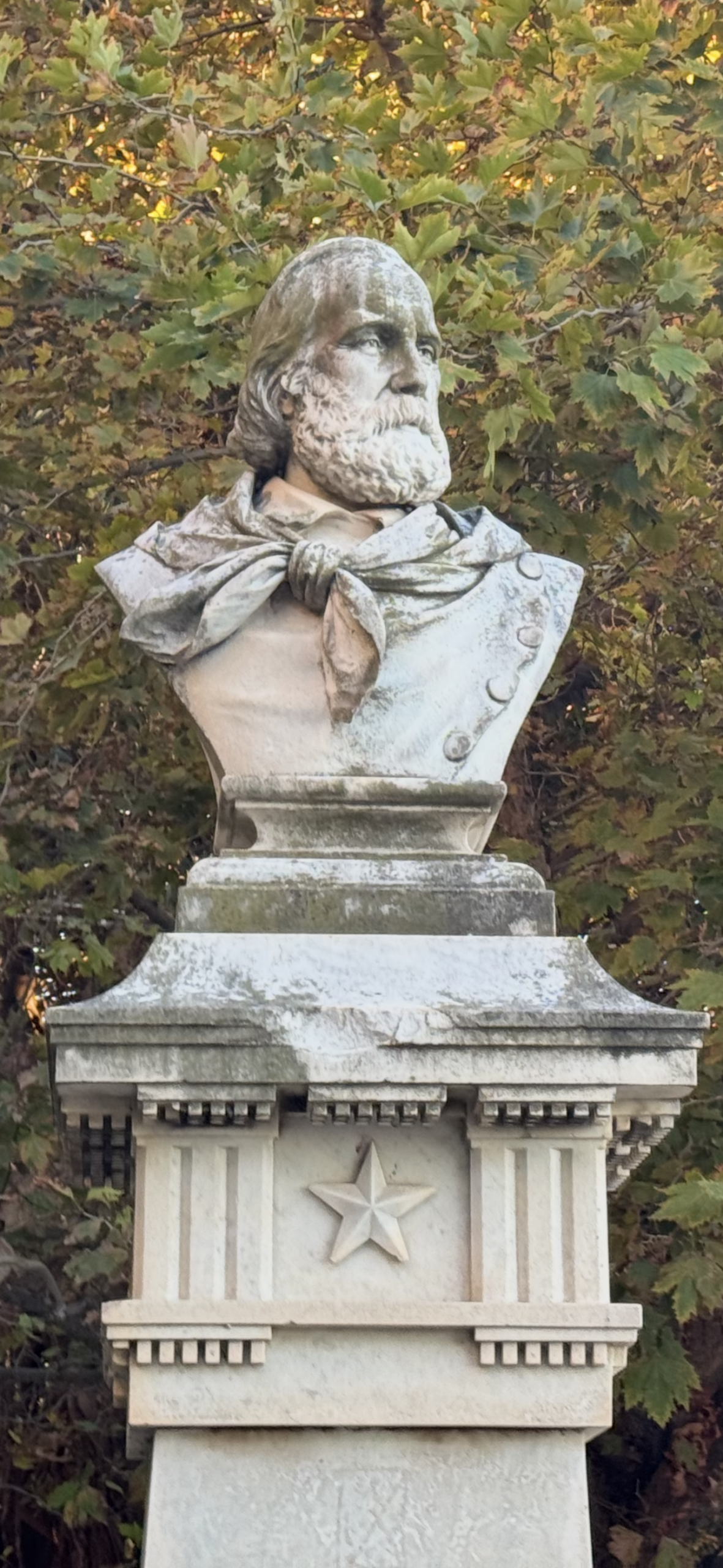 Dettaglio del busto marmoreo di Giuseppe Garibaldi con parte del piedistallo a stella