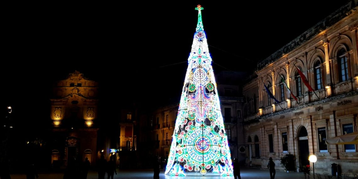 L'albero di Natale 2019 in Piazza Duomo, cono di luminarie multicolori alto 21 metri