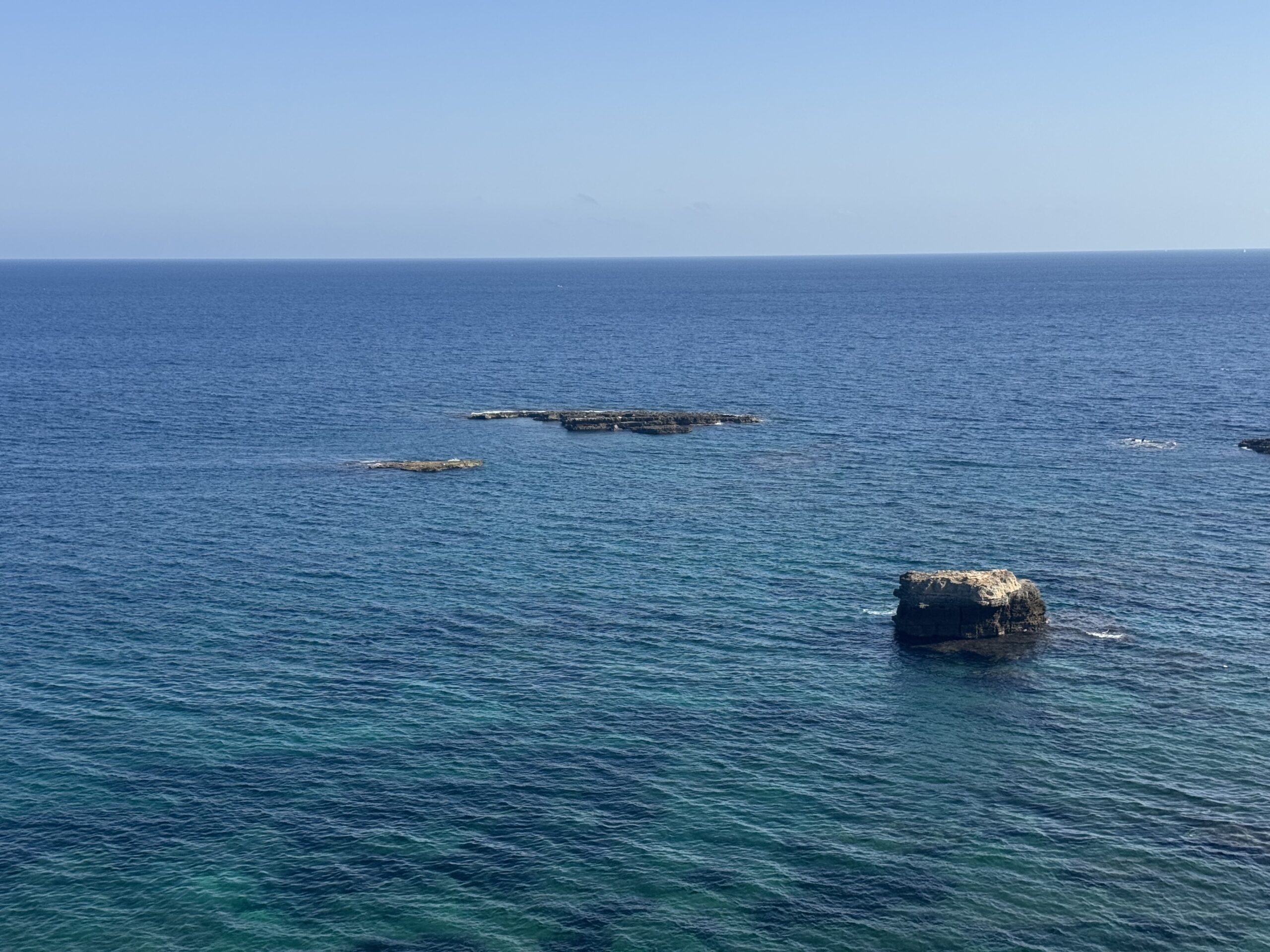 Scoglio a Pizzo e affioramenti rocciosi davanti al quartiere Santa Lucia (Siracusa)
