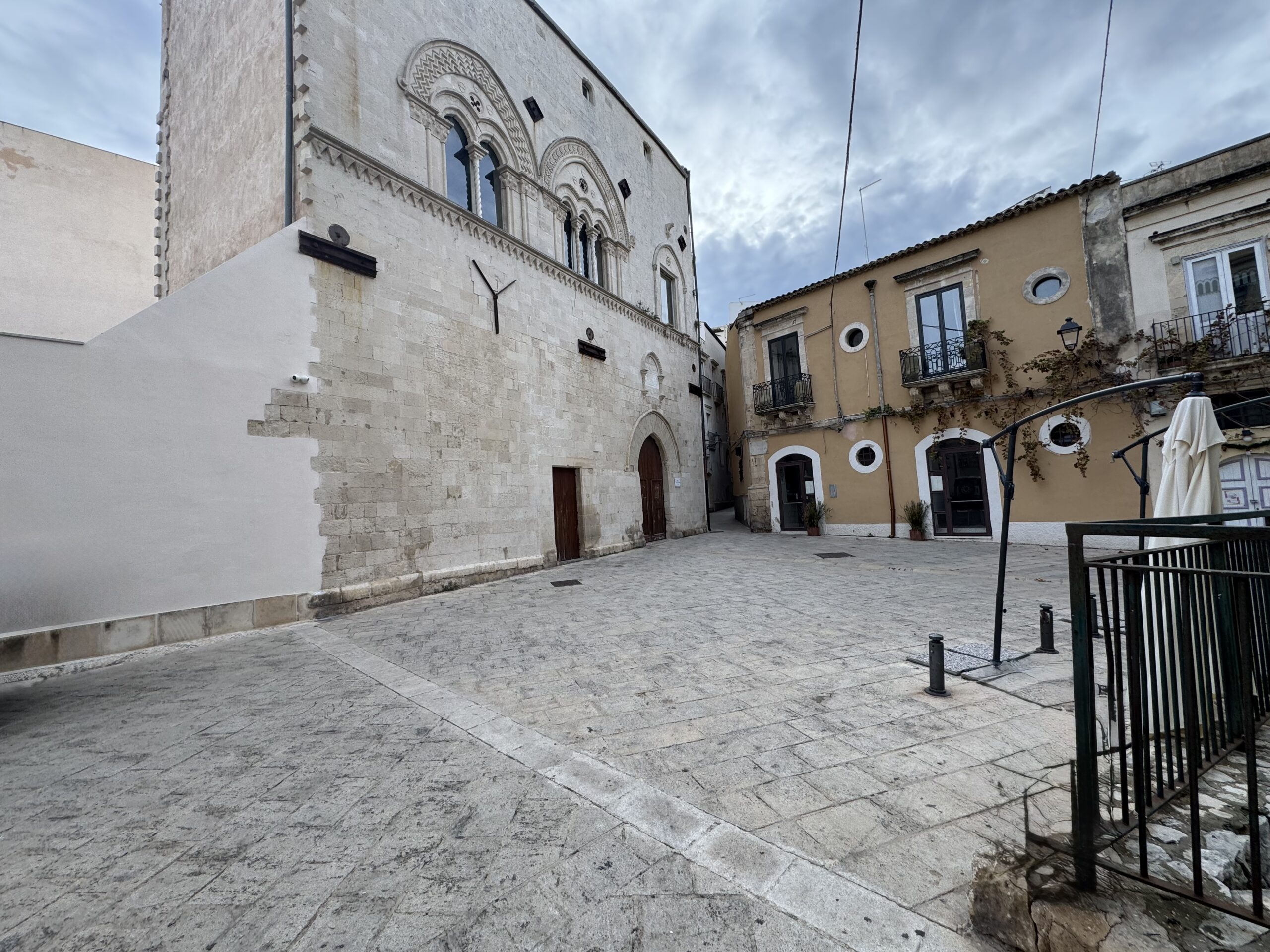 Palazzo Montalto e la piazzetta antistante a Ortigia, Siracusa