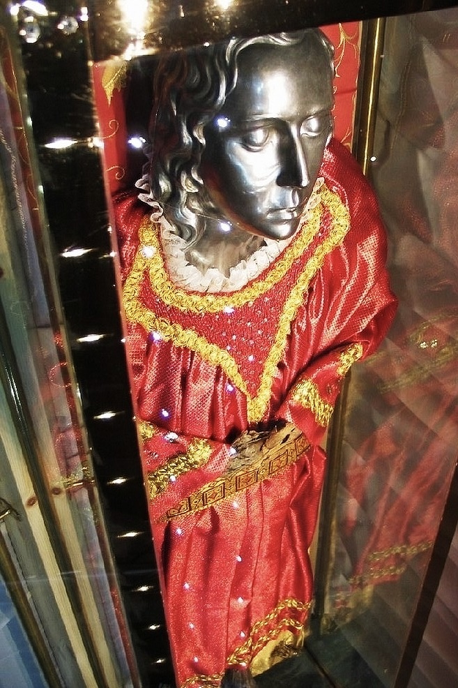 Corpo mummificato di Santa Lucia esposto nell'urna blindata a Venezia, rivestito di veste rossa e maschera d'argento