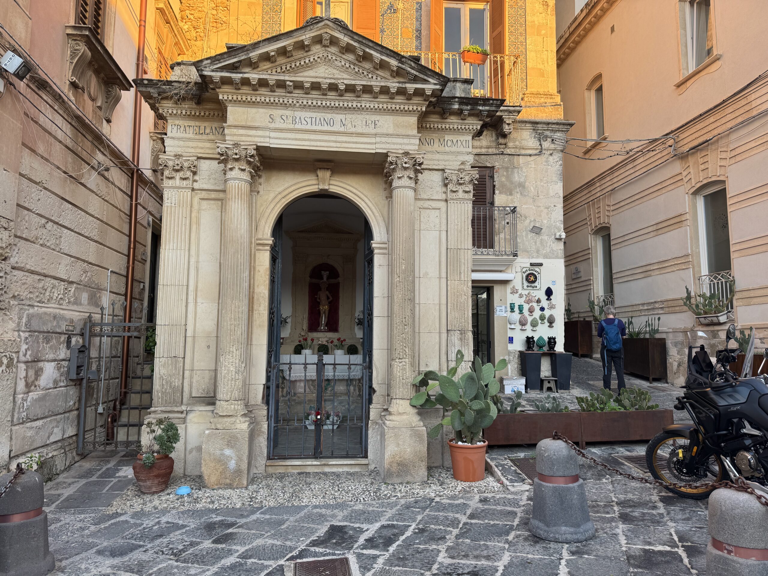 cappella con colonne e frontone classico a Siracusa.