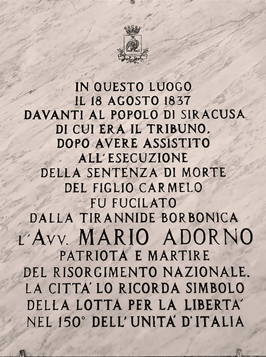 Lapide marmorea con iscrizione e stemma sopra.