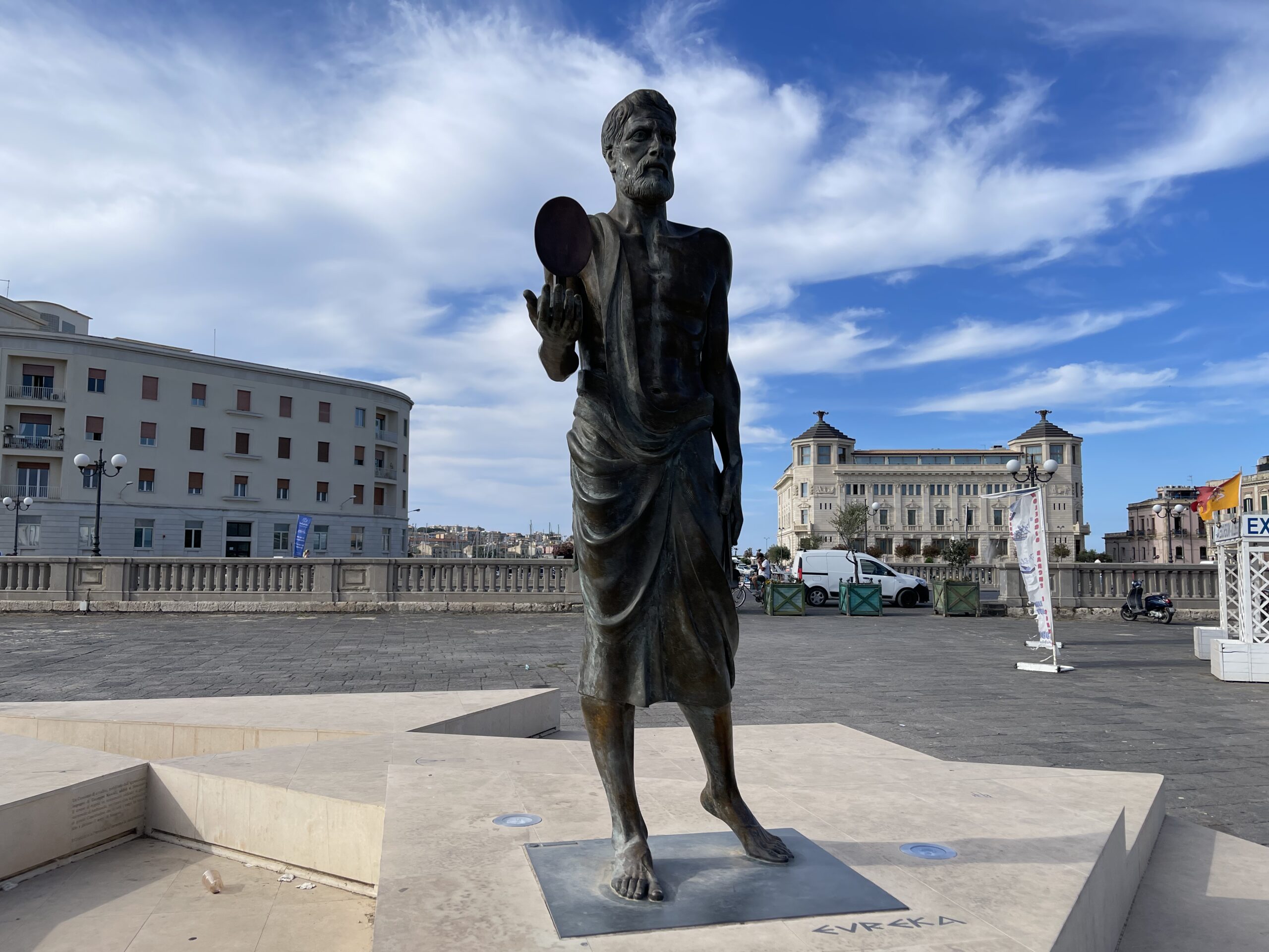 Primo piano del volto e del busto della statua di Archimede.