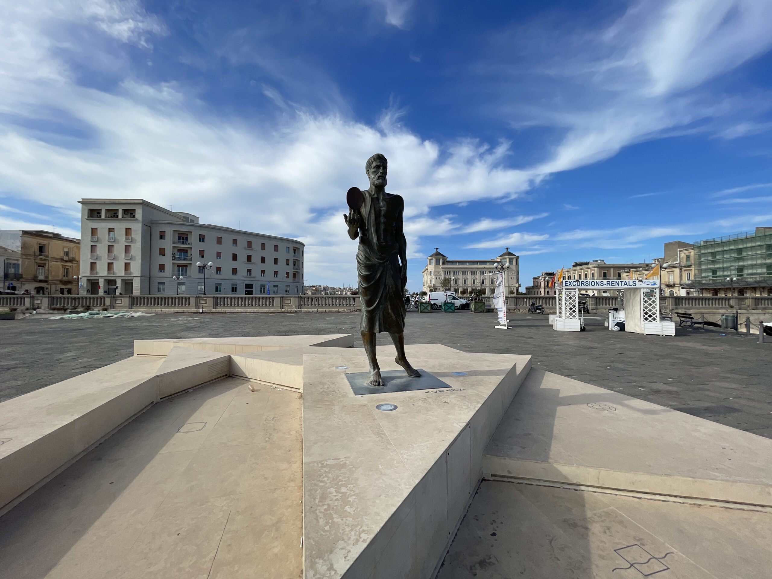 Il Monumento ad Archimede sul rivellino del ponte Umbertino a Siracusa.