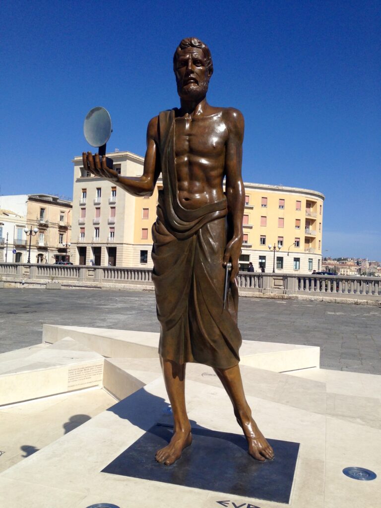 La statua bronzea di Archimede a Siracusa, opera di Pietro Marchese, punto di partenza della parata delle Feste Archimedee
