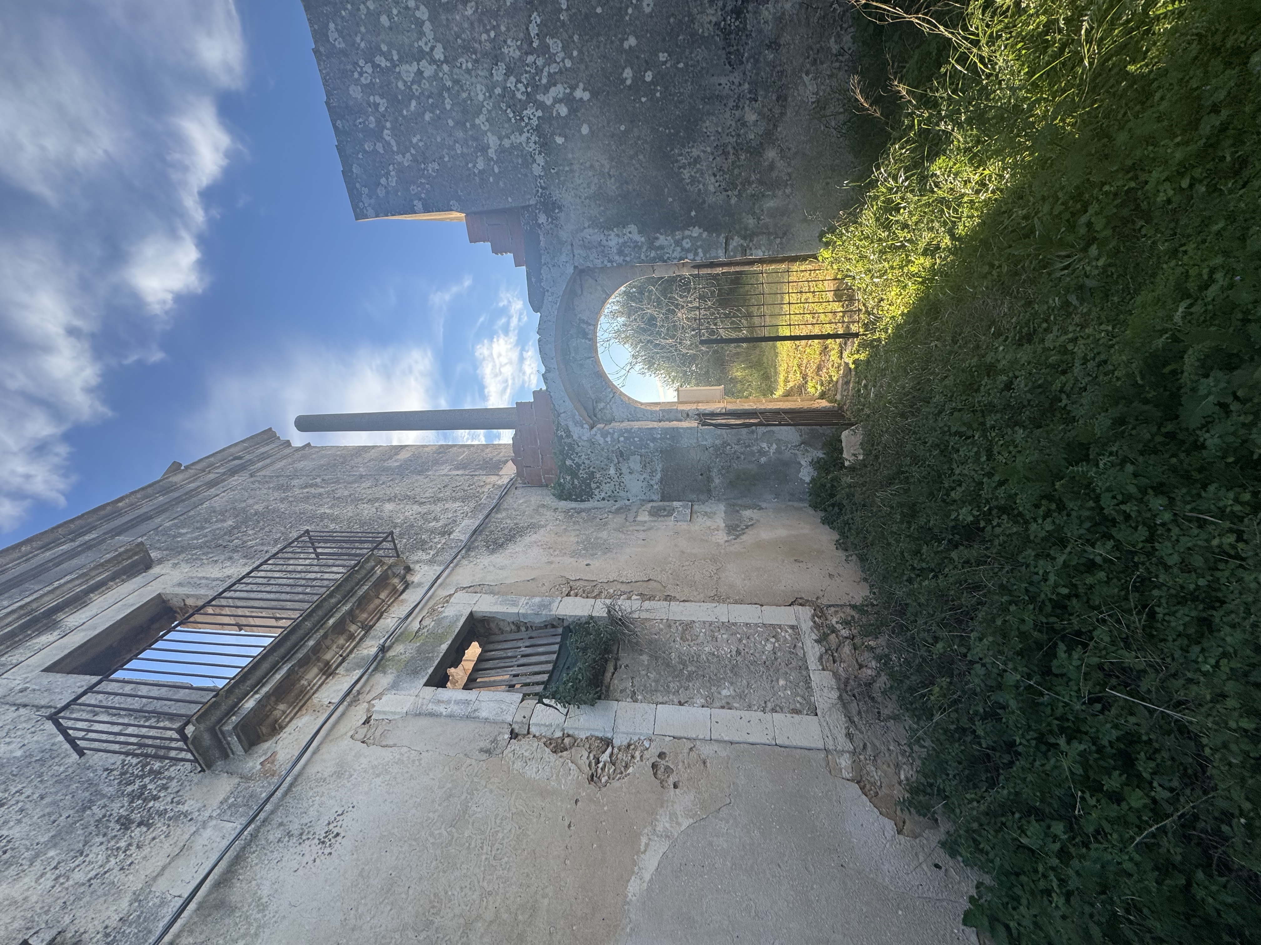 Cortiletto esterno e portale d'ingresso