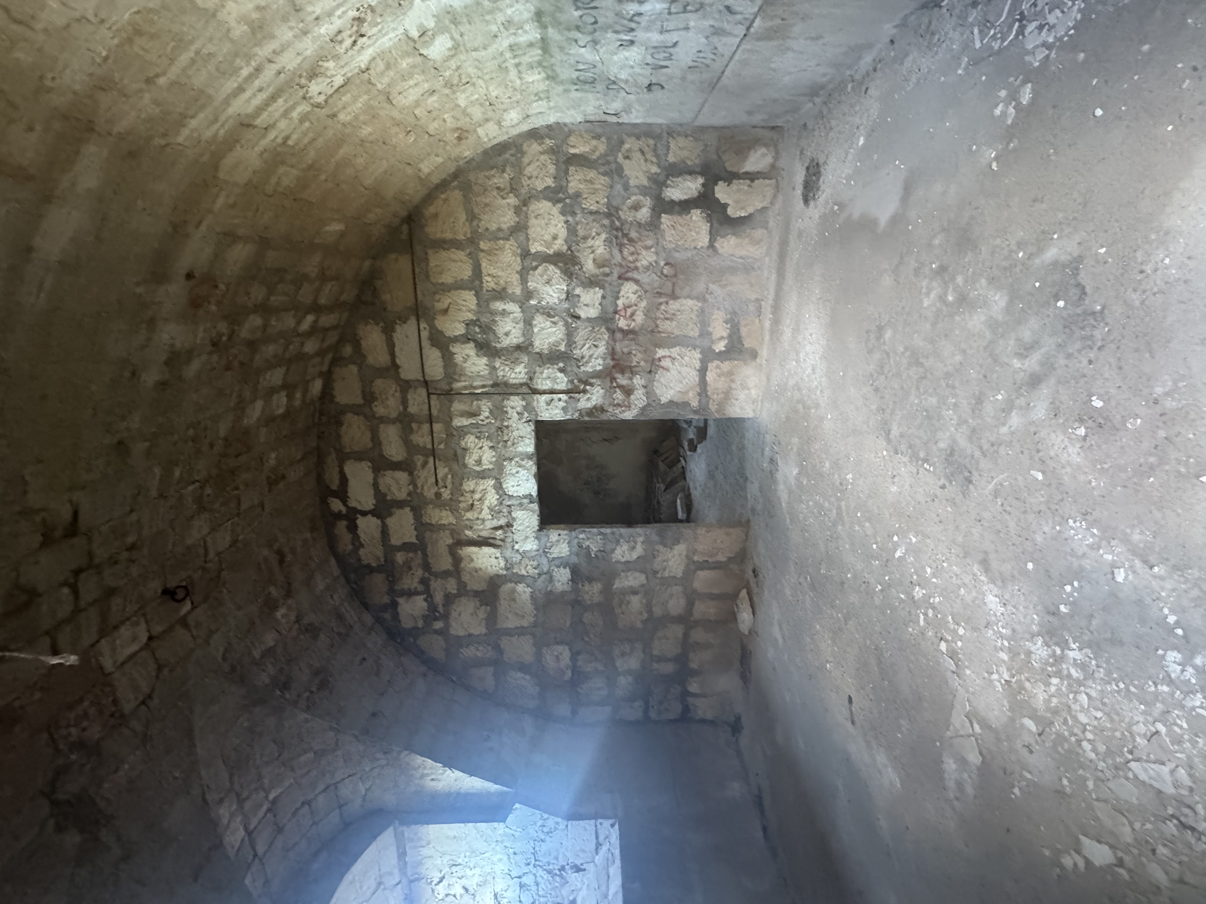 Interno con volta a botte e graffiti