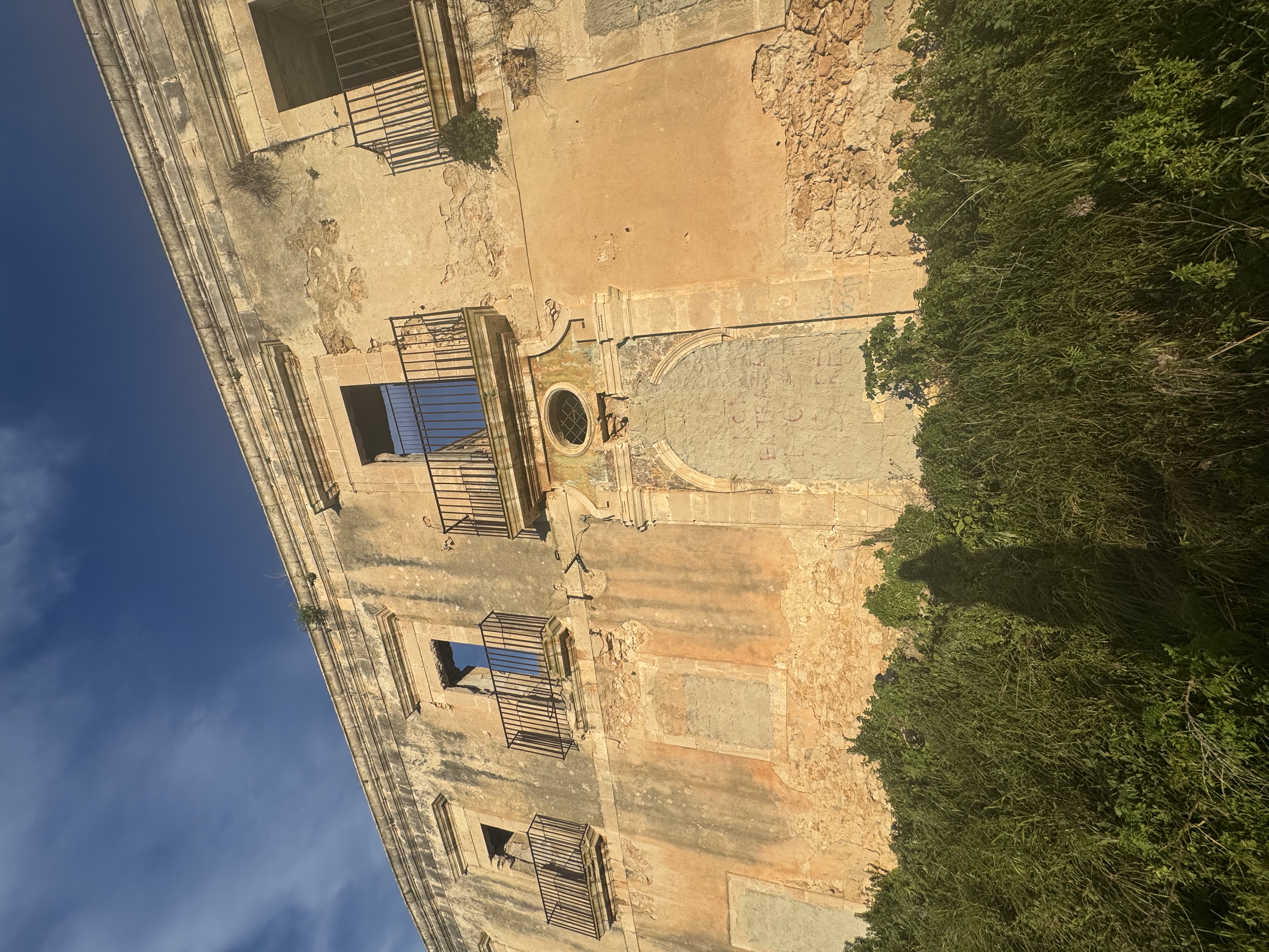 Portale principale murato con scritte rosse