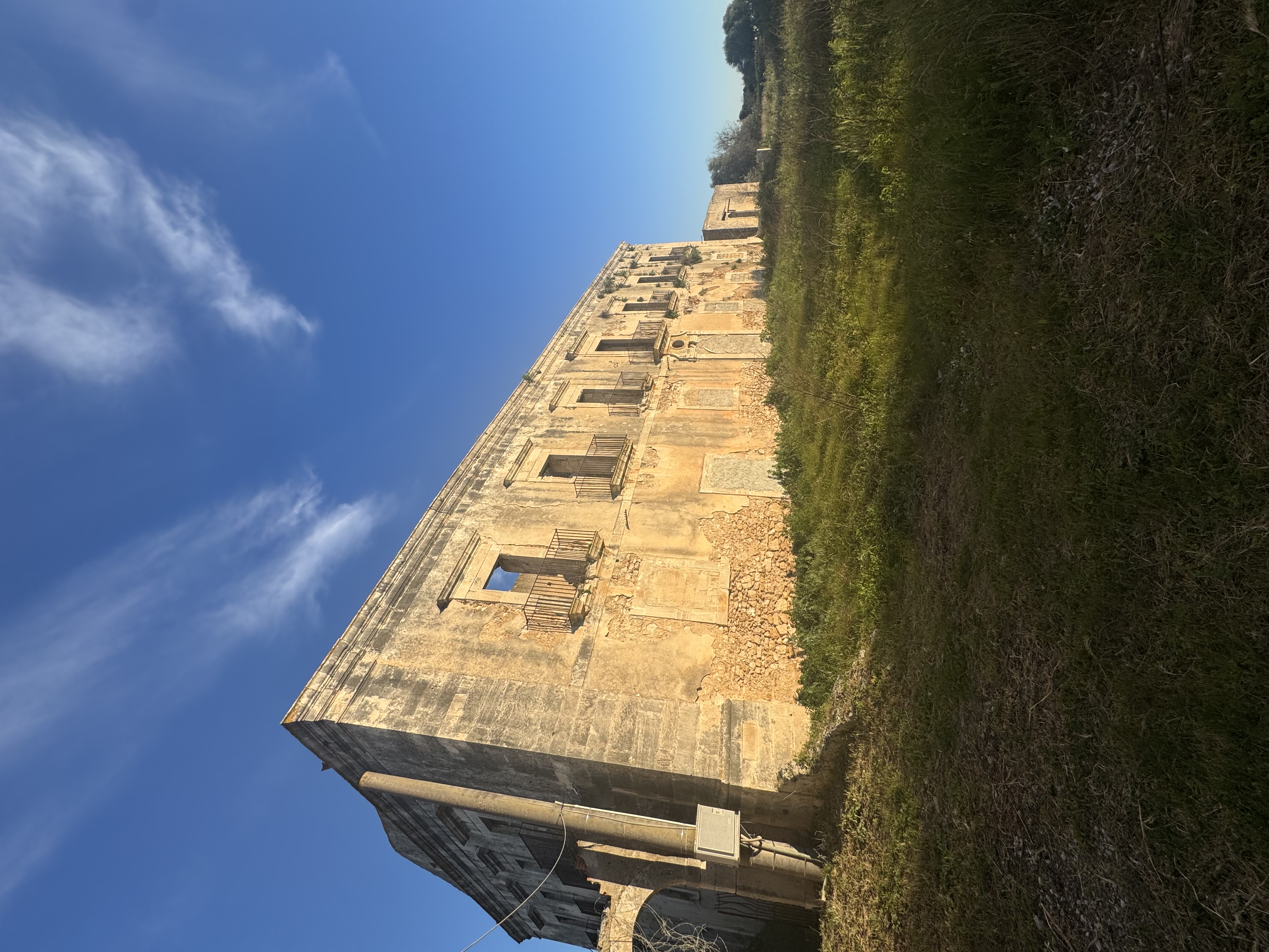 Facciata principale della Casa dei Tre Tocchi