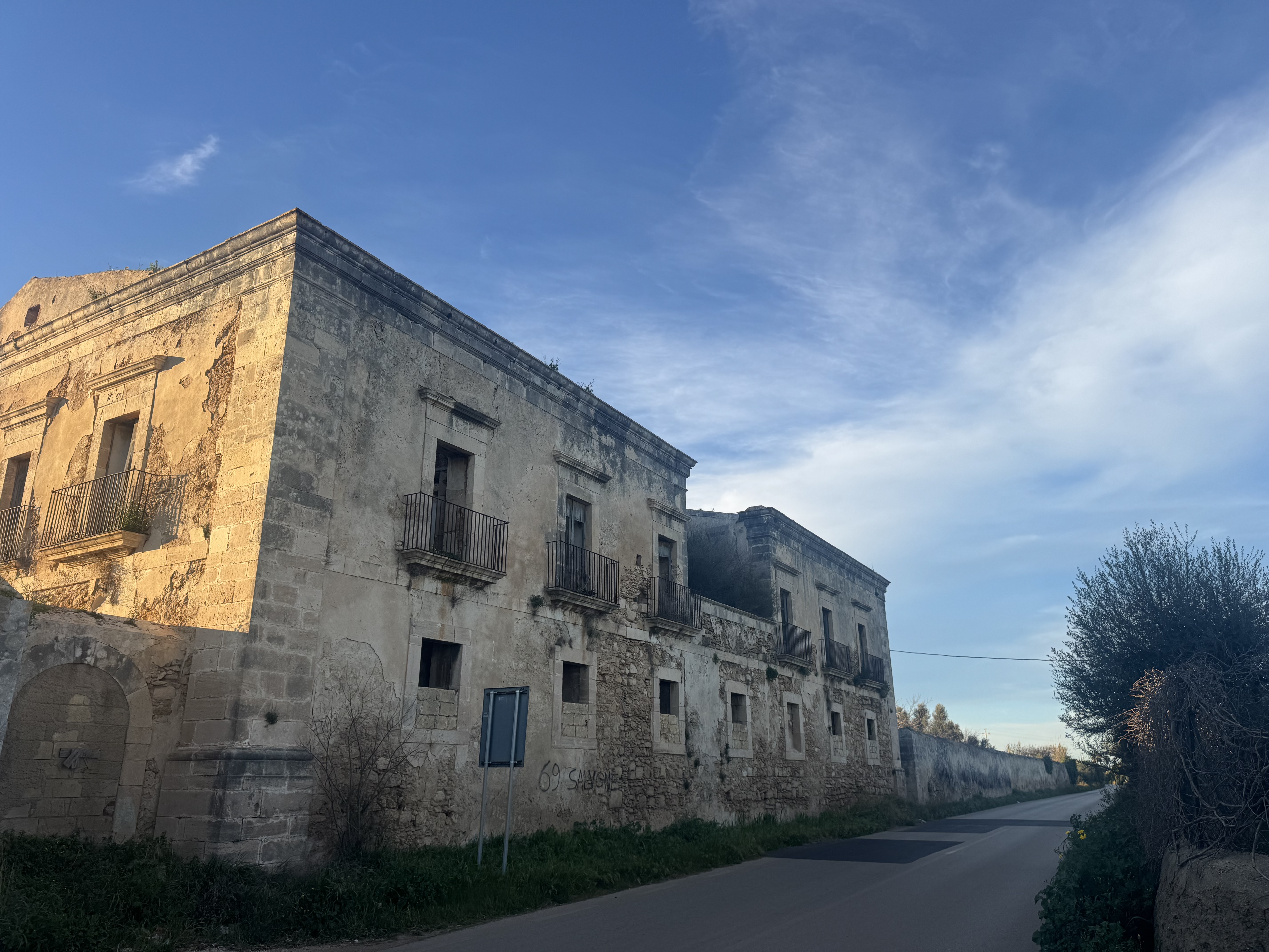 La facciata su Strada Ognina