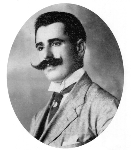 Ritratto ovale di Eduardo Di Giovanni da giovane in abito formale