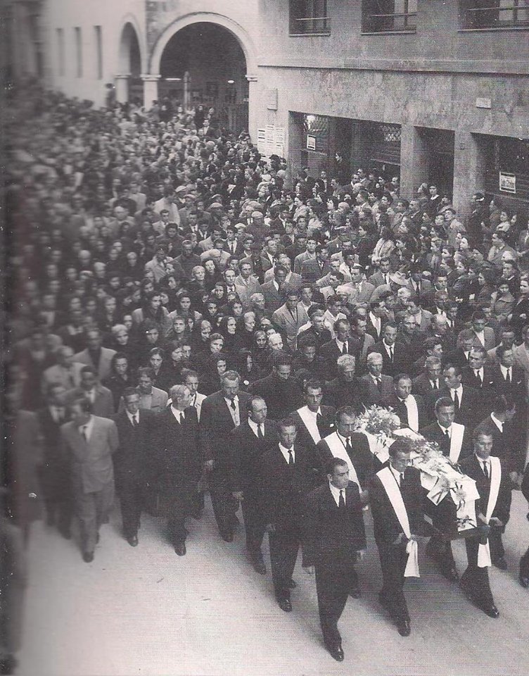 Grande folla raccolta per i funerali dell'equipaggio della Nova Margherita a Siracusa nel 1952