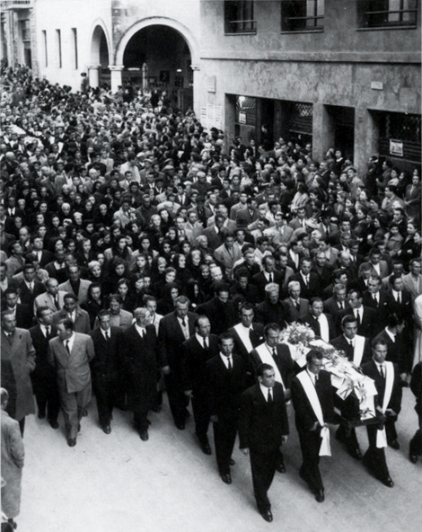 Corteo funebre per le strade di Siracusa, la bara di Francesco Bandiera portata a spalla tra la folla