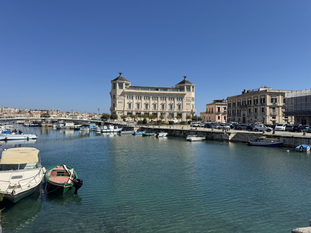 Edificio monumentale storico vicino ad un porto con diverse barche.