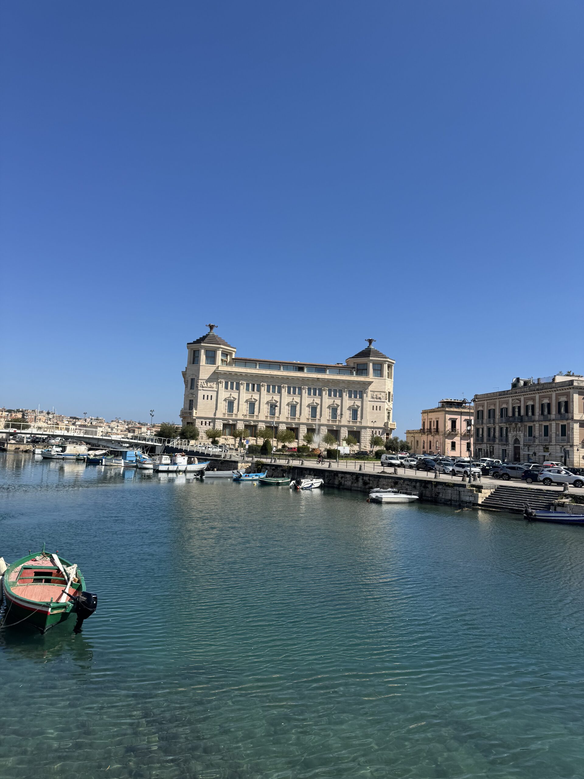 Palazzo delle Poste di Siracusa, veduta verticale della facciata razionalista