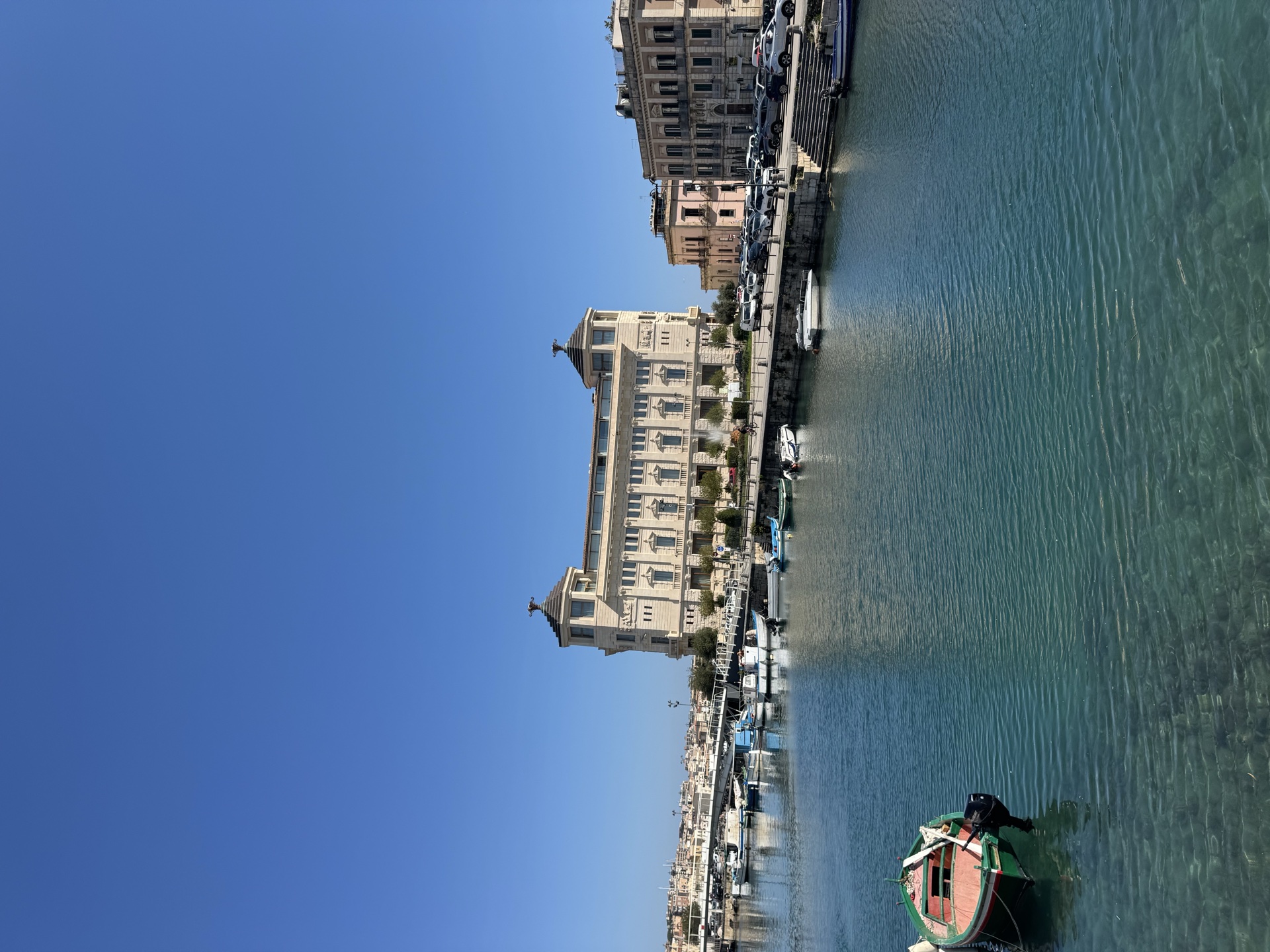 La facciata monumentale in pietra calcarea del Palazzo delle Poste di Siracusa, sulla riva della Posta all'ingresso di Ortigia