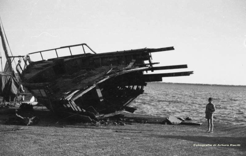 Resti del relitto del motopeschereccio Nova Margherita, fasciame e strutture metalliche distrutte sulla scogliera