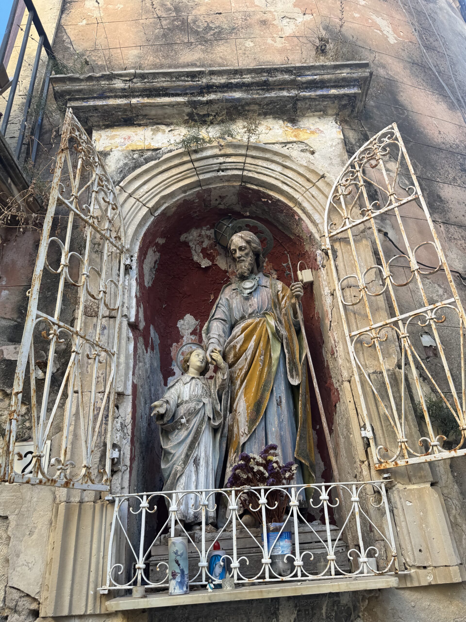 Nicchia con arco a tutto sesto e cancelletto in ferro battuto aperto, al cui interno si trova la statua di San Giuseppe che tiene per mano il Bambino Gesù